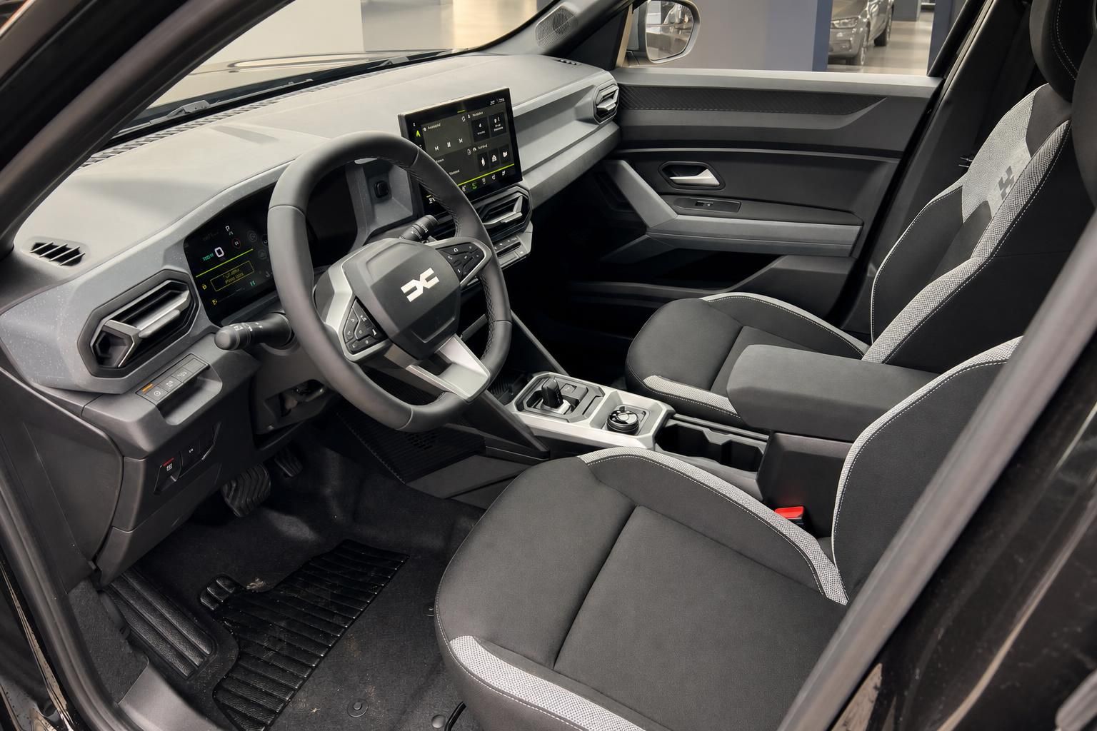 Dacia Duster Innenraum mit Lenkrad und Sitzen in Schwarz