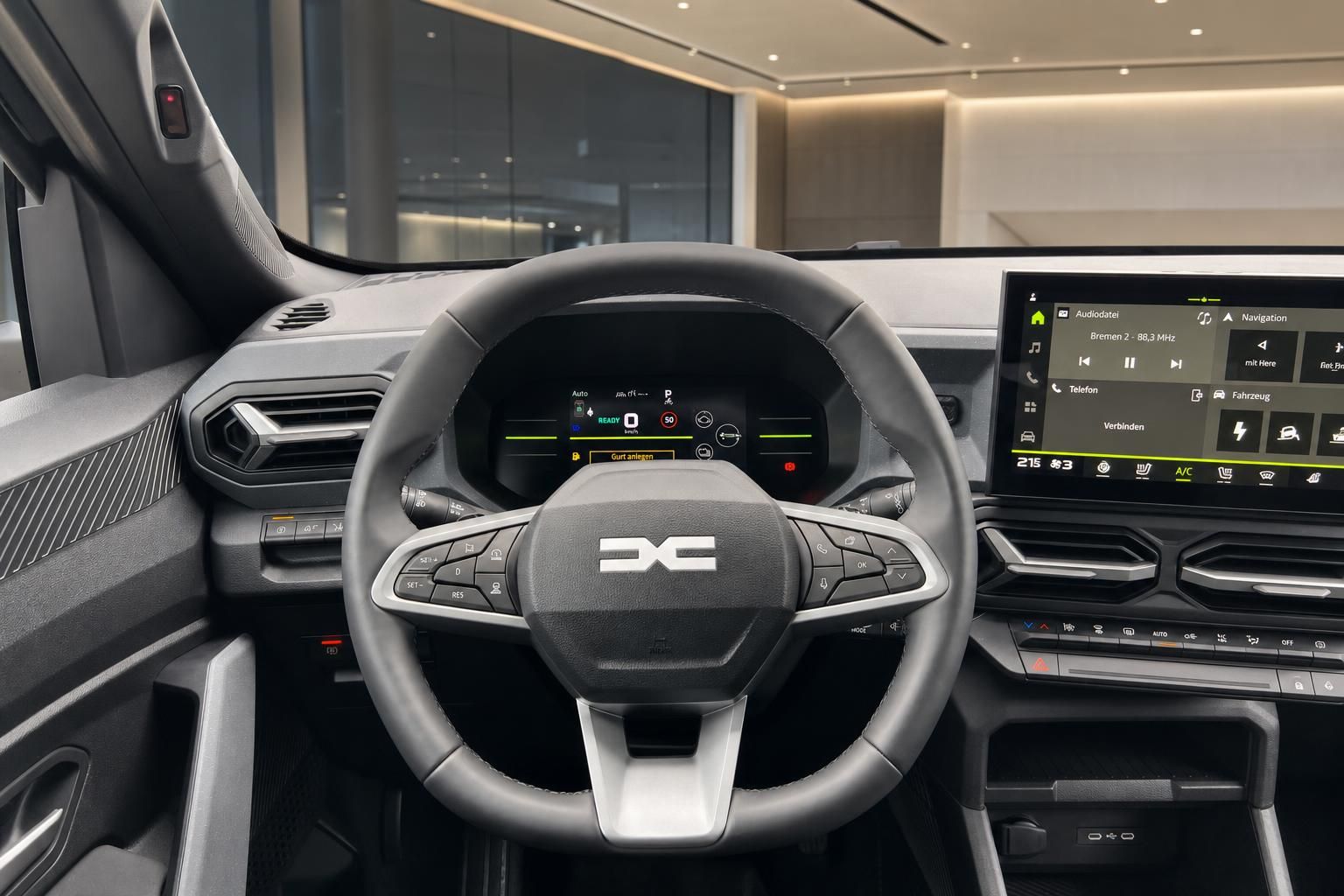 Cockpit mit Lenkrad, Digitaltacho und Infotainment-Display im Fahrzeug