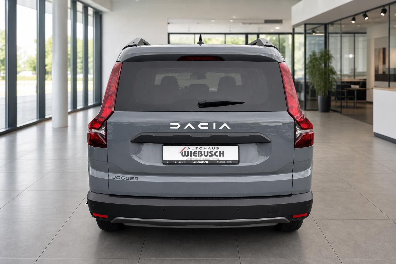 Dacia Jogger grau Heckansicht im Autohaus - 7-Sitzer Kombi von hinten