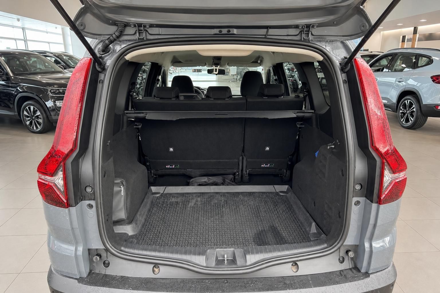 Dacia Jogger Kofferraum geöffnet - Innenraum mit umklappbaren Sitzen und Ladeboden