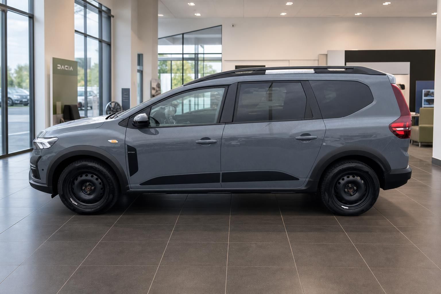Dacia SUV grau Seitenansicht von rechts im Autohaus