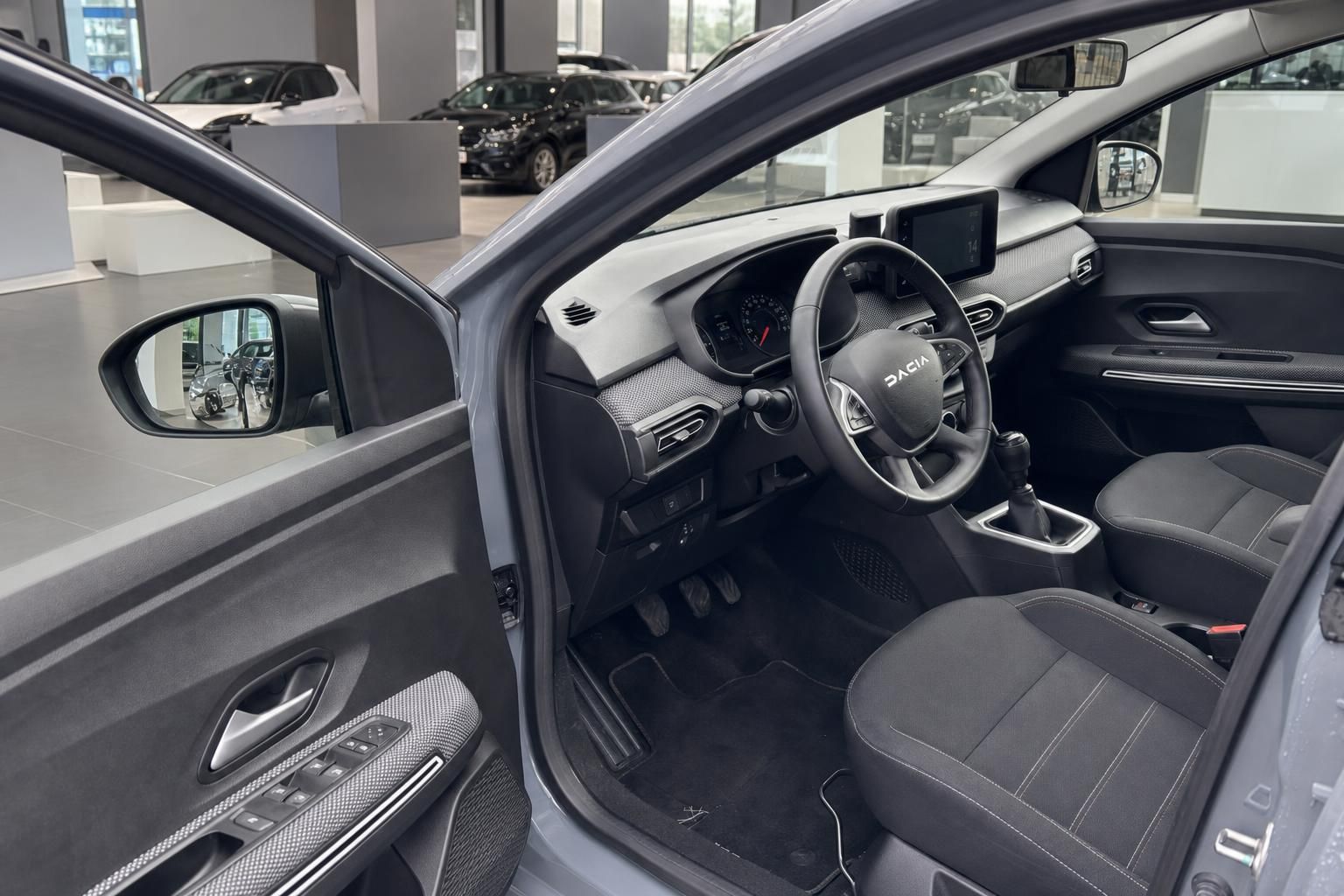 Dacia Innenausstattung Fahrersitz Cockpit mit offener Fahrertür