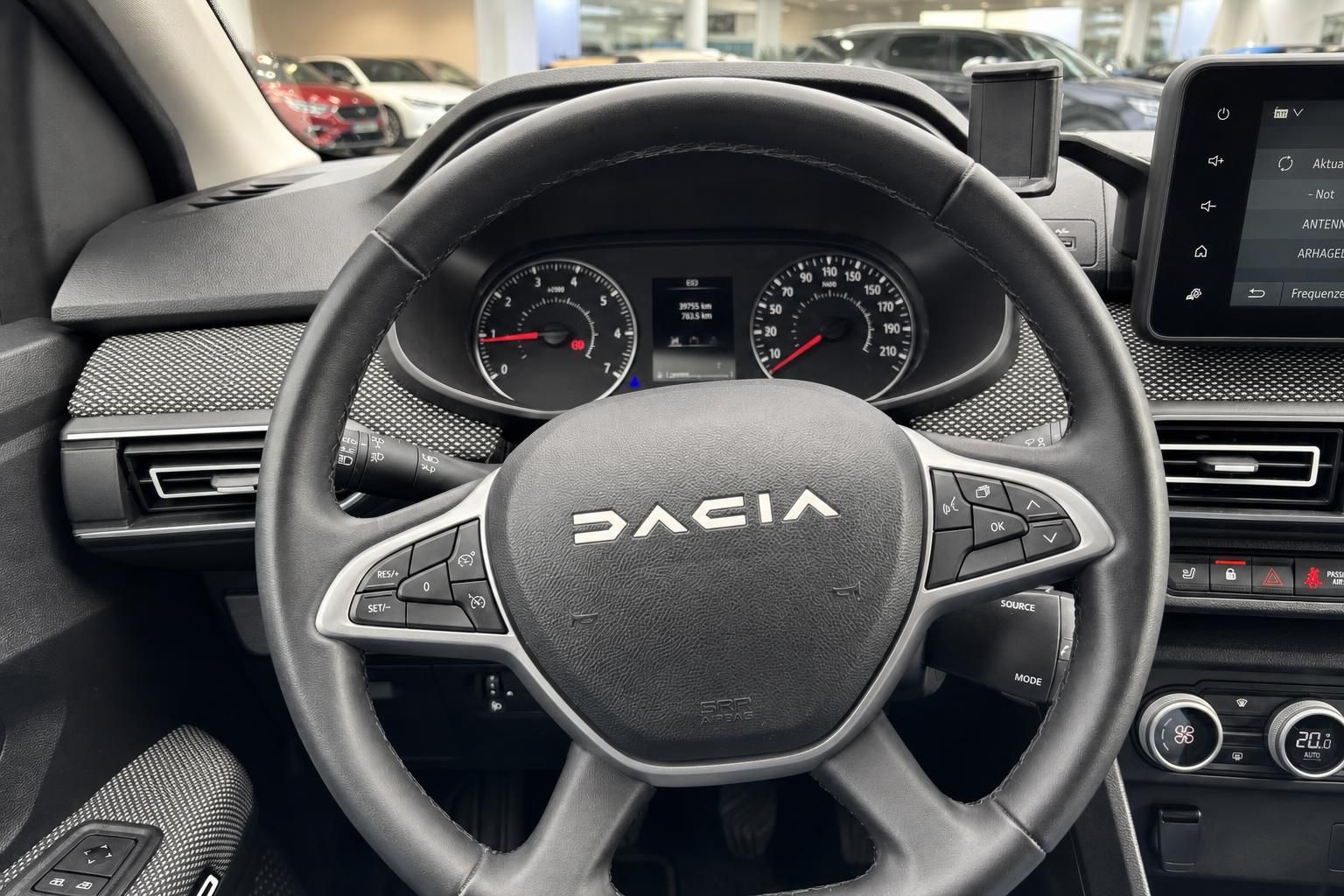 Dacia Innenraum Armaturenbrett Lenkrad Cockpit mit Display