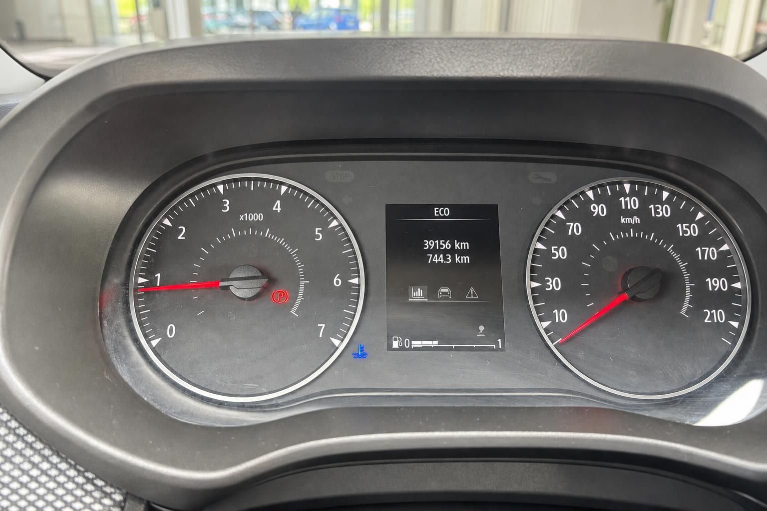 Fahrzeug-Armaturenbrett mit Tachometer und Drehzahlmesser, ECO-Modus-Anzeige mit 39156 km Laufleistung