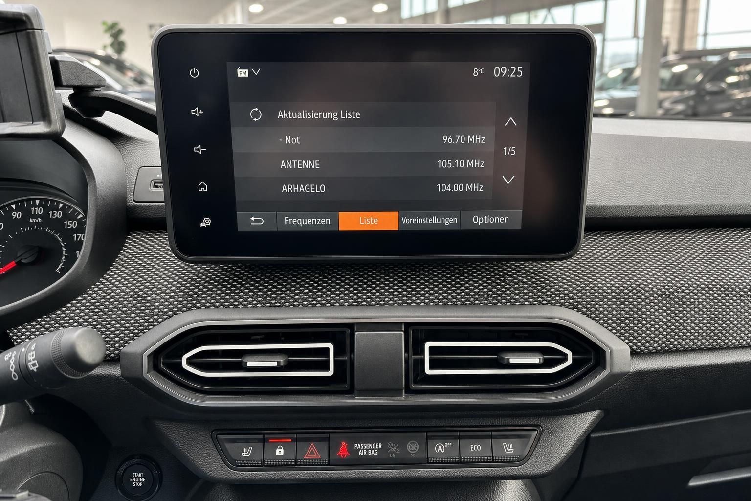 Fahrzeug-Infotainment-Display mit Radio-Menü und Frequenzliste, Klimaanlagen-Bedienfeld darunter