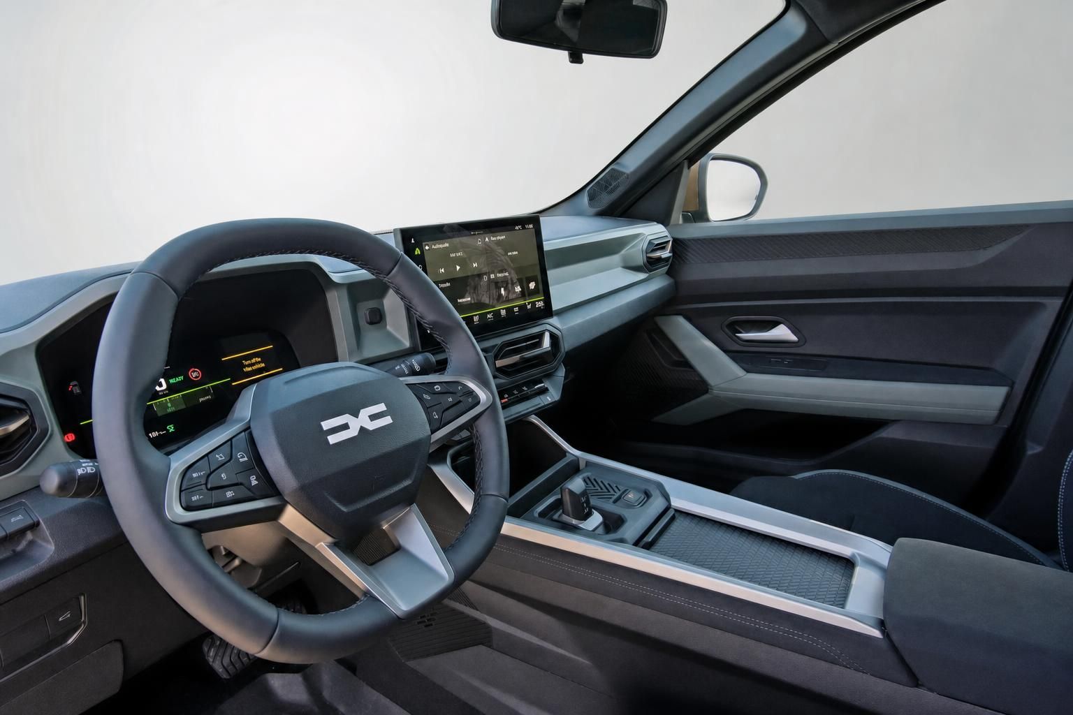 Fahrerbereich mit Lenkrad, Touchscreen und Mittelkonsole im Innenraum