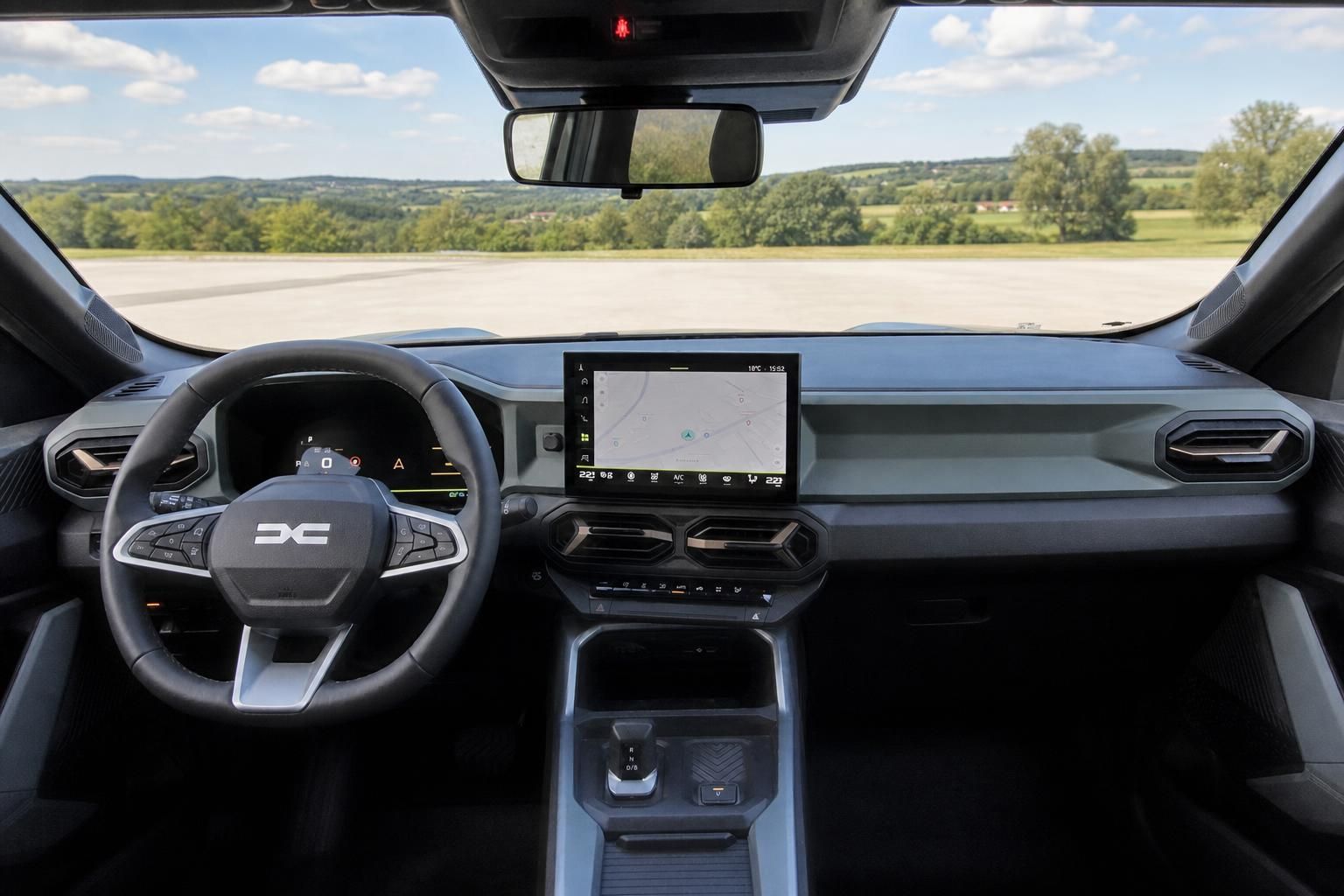 Cockpit mit Lenkrad und Infotainment-Display im Dacia Innenraum