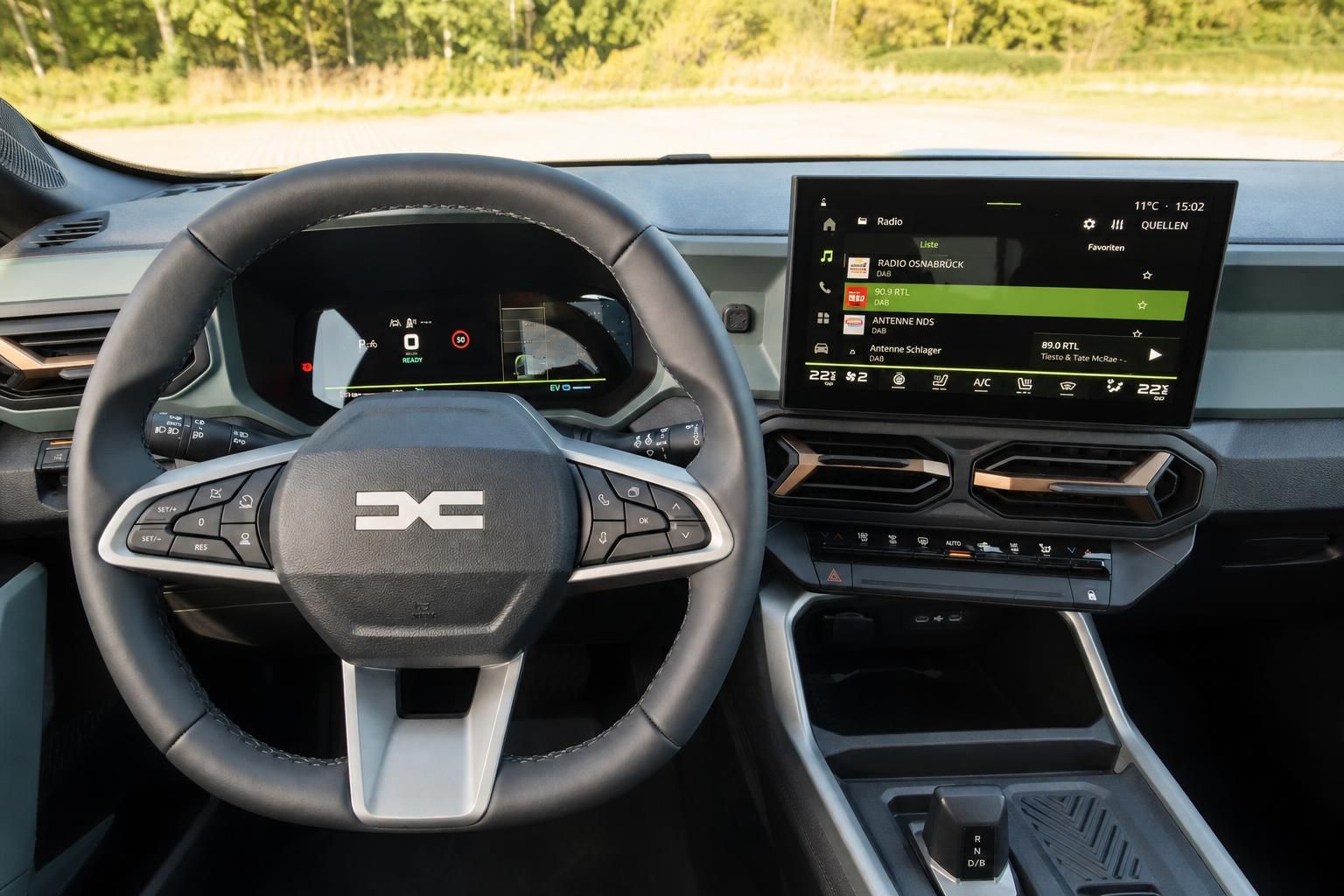 Cockpit mit digitalem Tacho und Radio-Menü auf dem Touchscreen