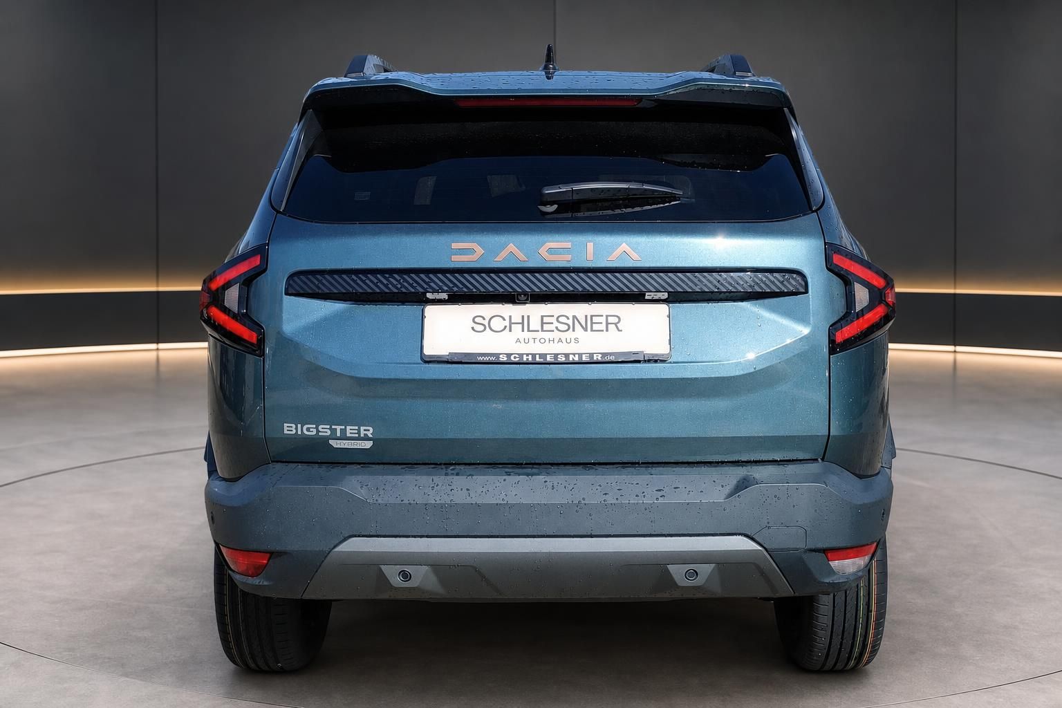 Dacia Bigster Hybrid in Blau, Heckansicht im Autohaus Studio