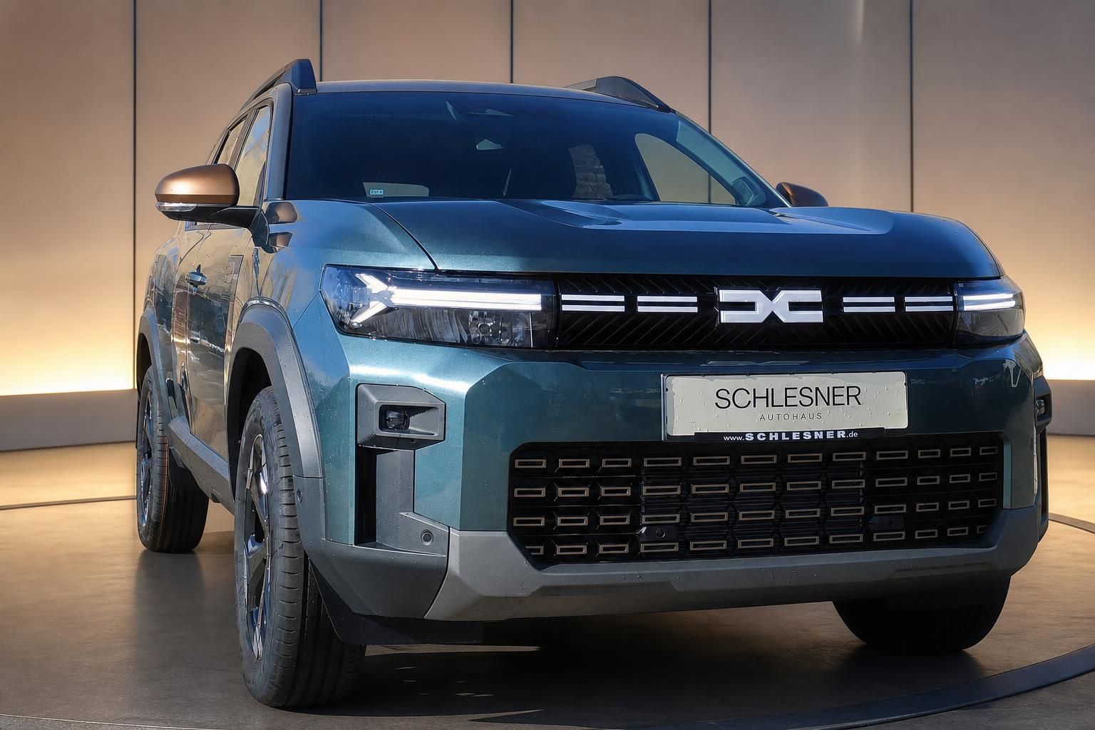 Dacia Bigster SUV in Blau, Frontnahaufnahme mit Kuehlergrill