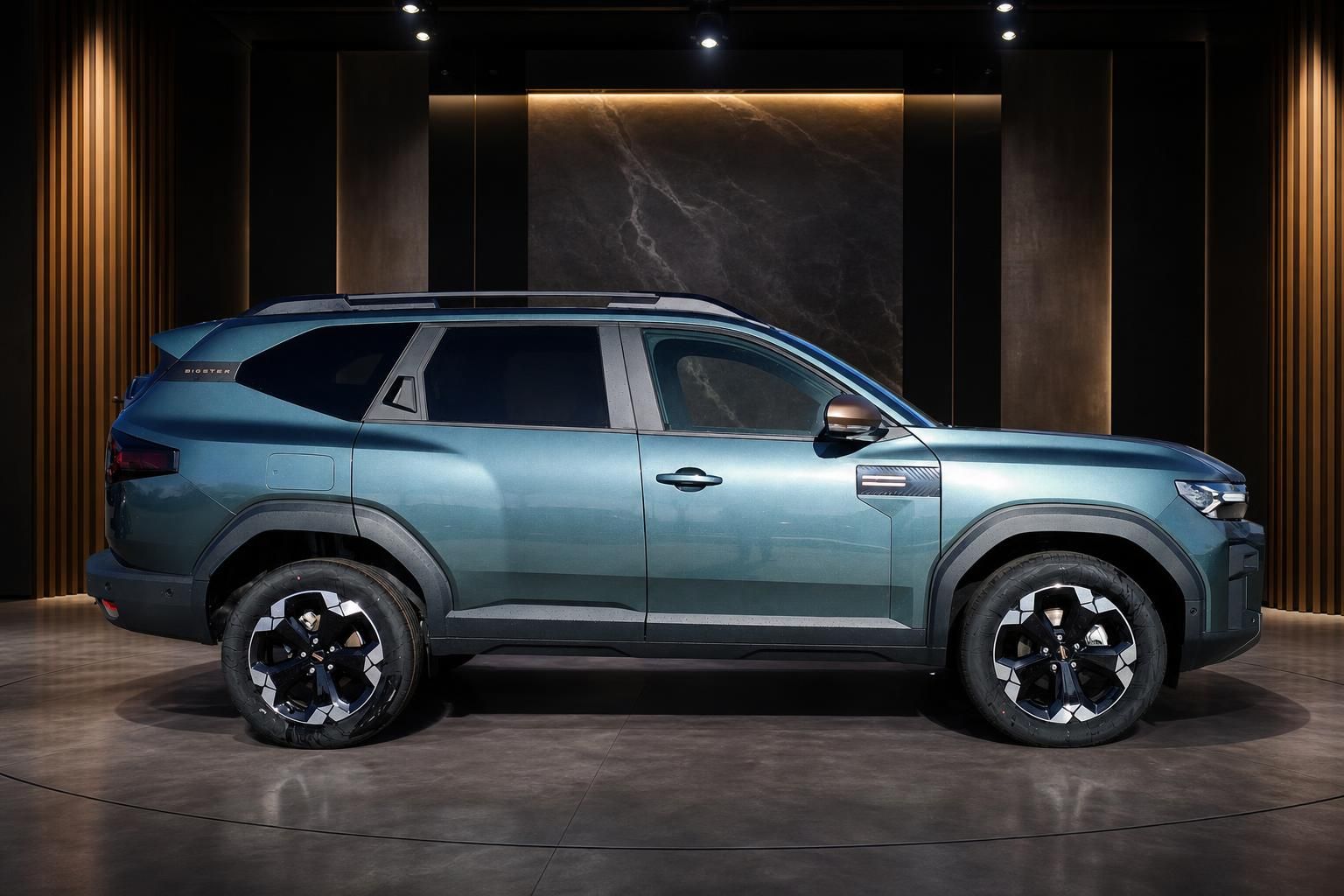 Dacia Bigster SUV in Blaugrau, Seitenansicht im eleganten Showroom