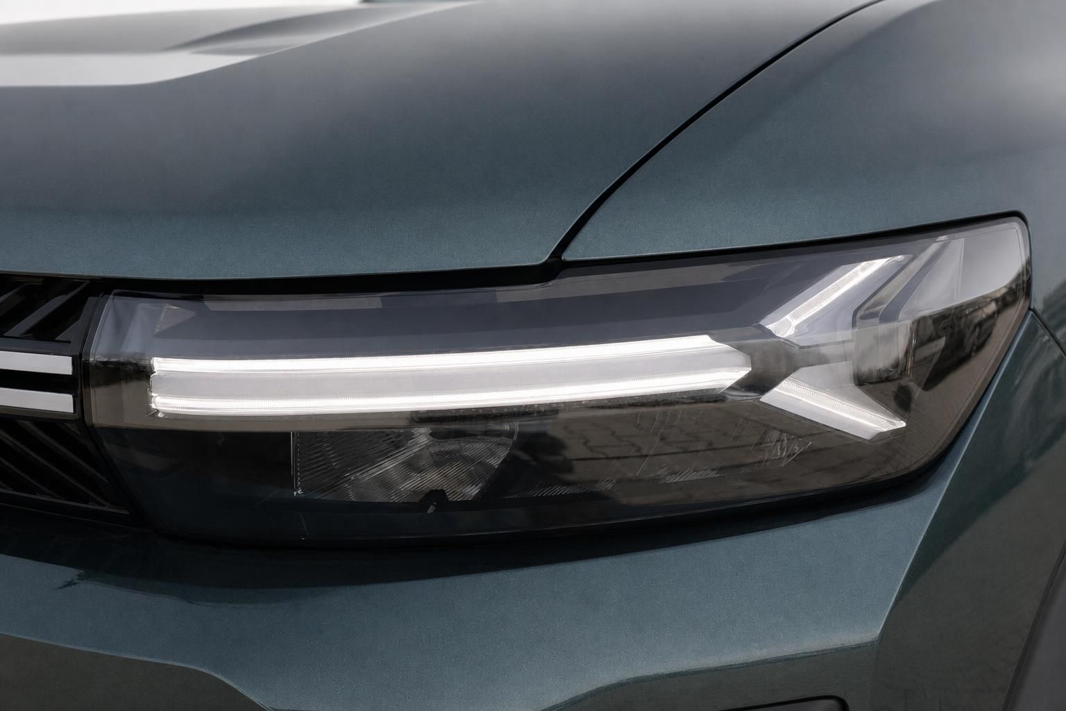 Nahaufnahme des LED-Scheinwerfers am Dacia Bigster in Blaugrau