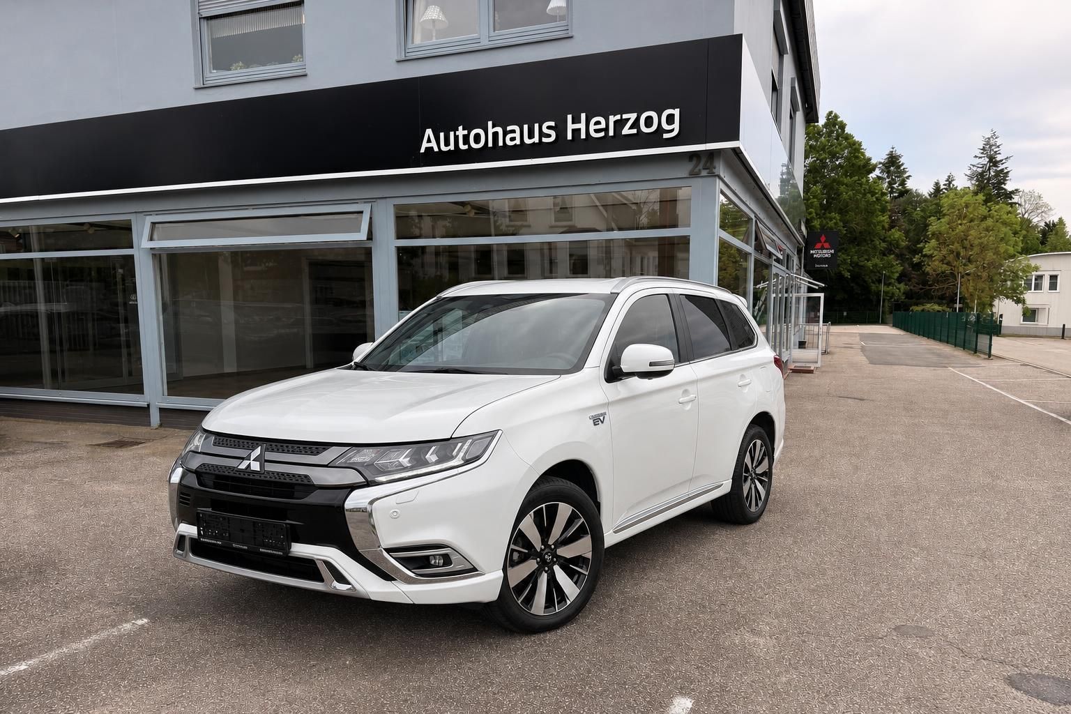 Mitsubishi Outlander Plug-In Hybrid Rad mit Leichtmetallfelge und Radkasten Detail