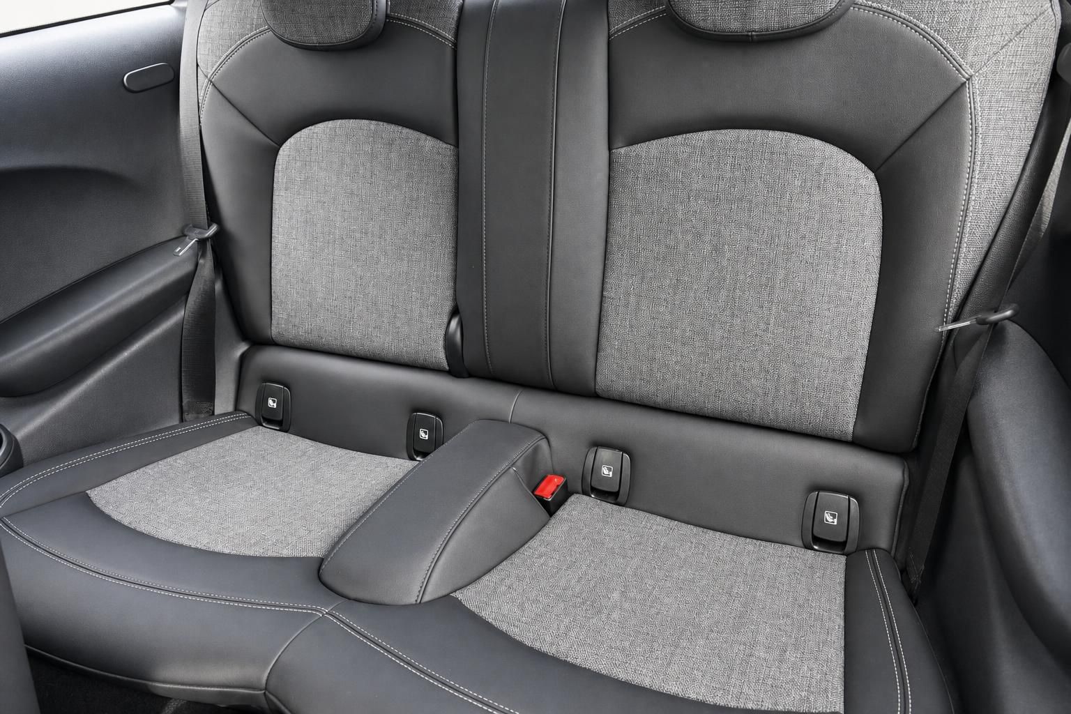 MINI Cooper S Electric Innenraum hinten - graue Stoffsitze mit Lederelementen