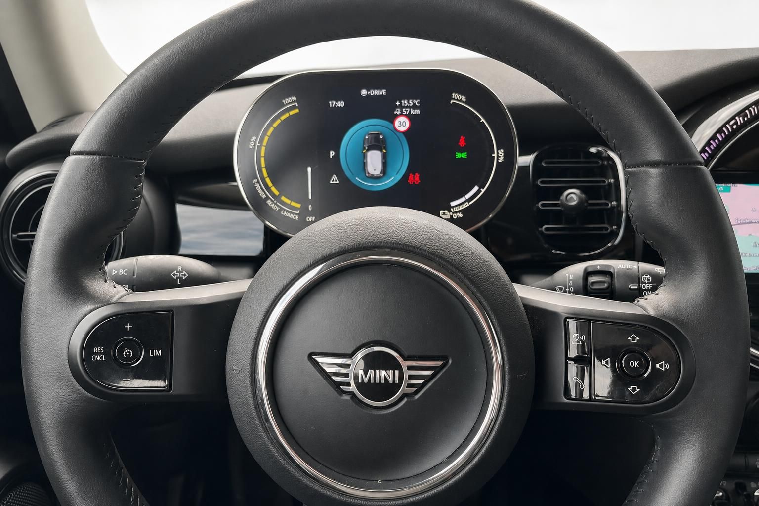 MINI Lenkrad mit digitalem Tacho und Fahrerassistenzsystemen - Cockpit-Detail