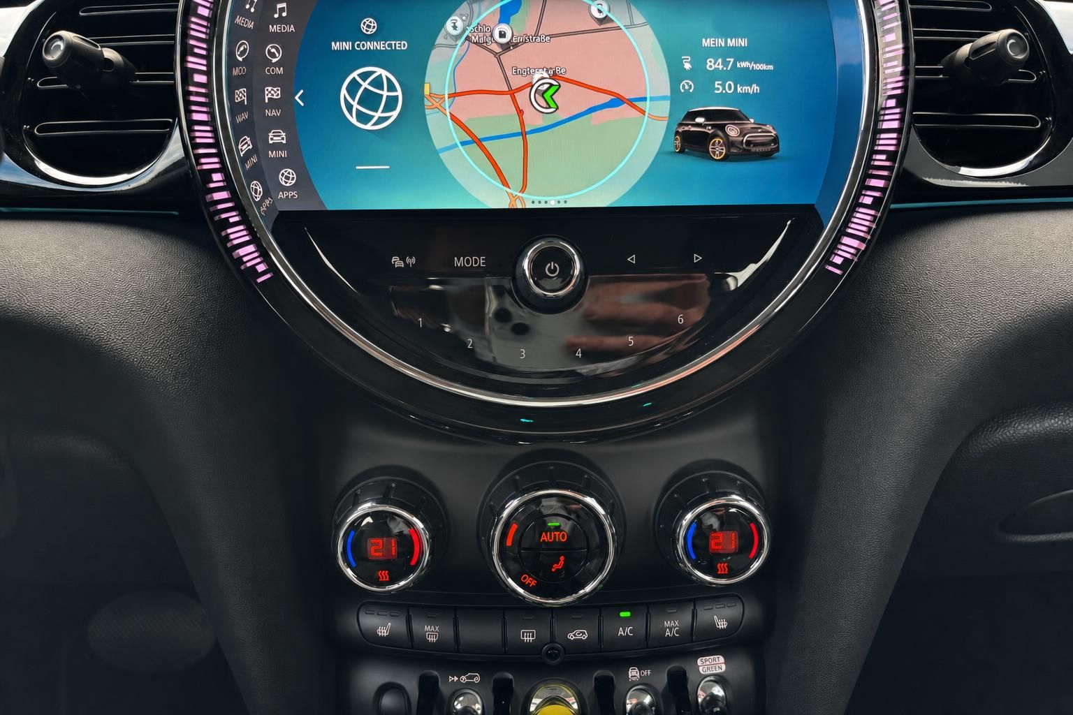 MINI Cockpit mit digitalem Display und Navigationssystem - Innenraumansicht des Armaturenbretts