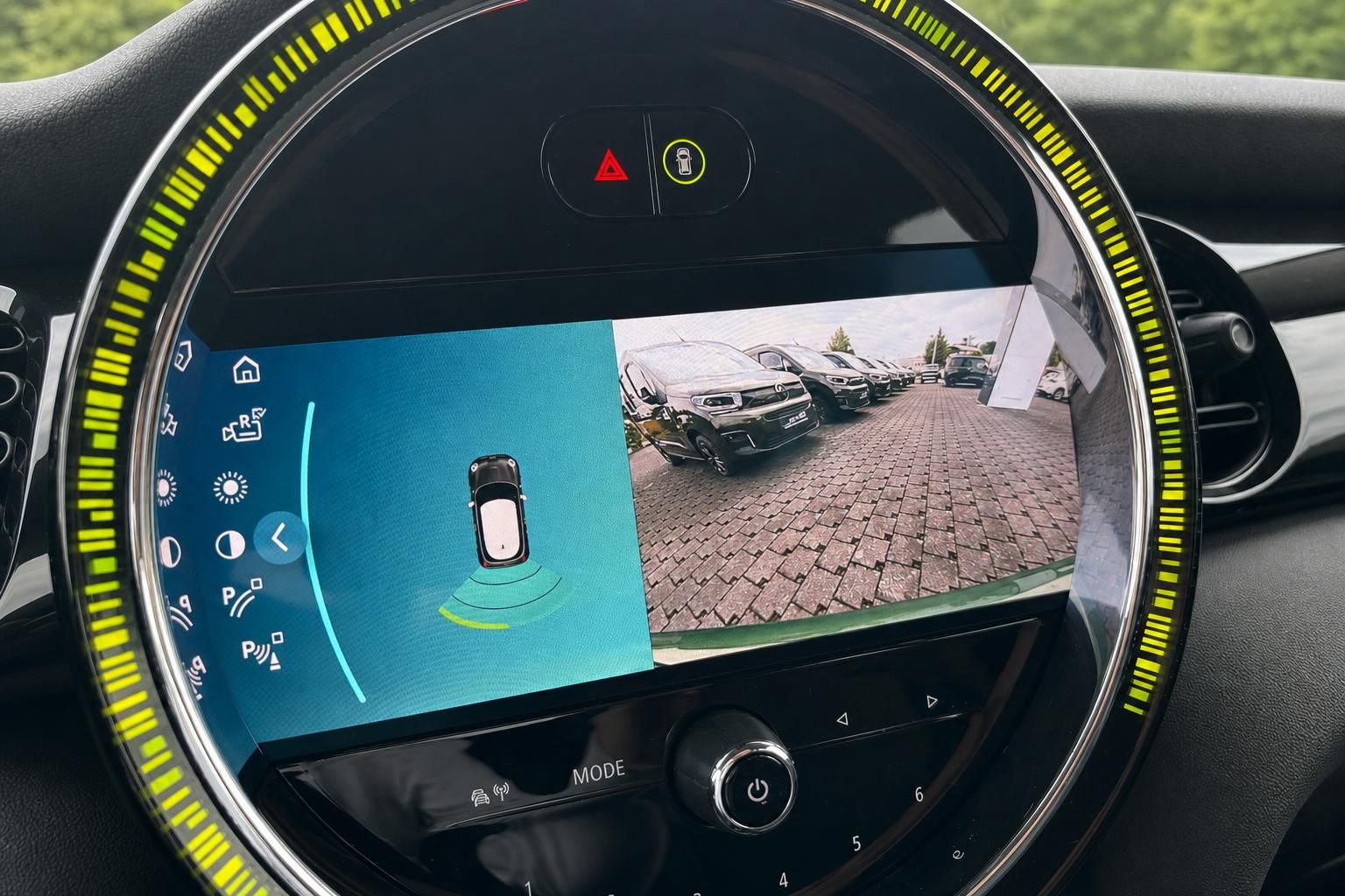 MINI Infotainment-Display mit Rückfahrkamera und Parkhilfe - digitales Cockpit