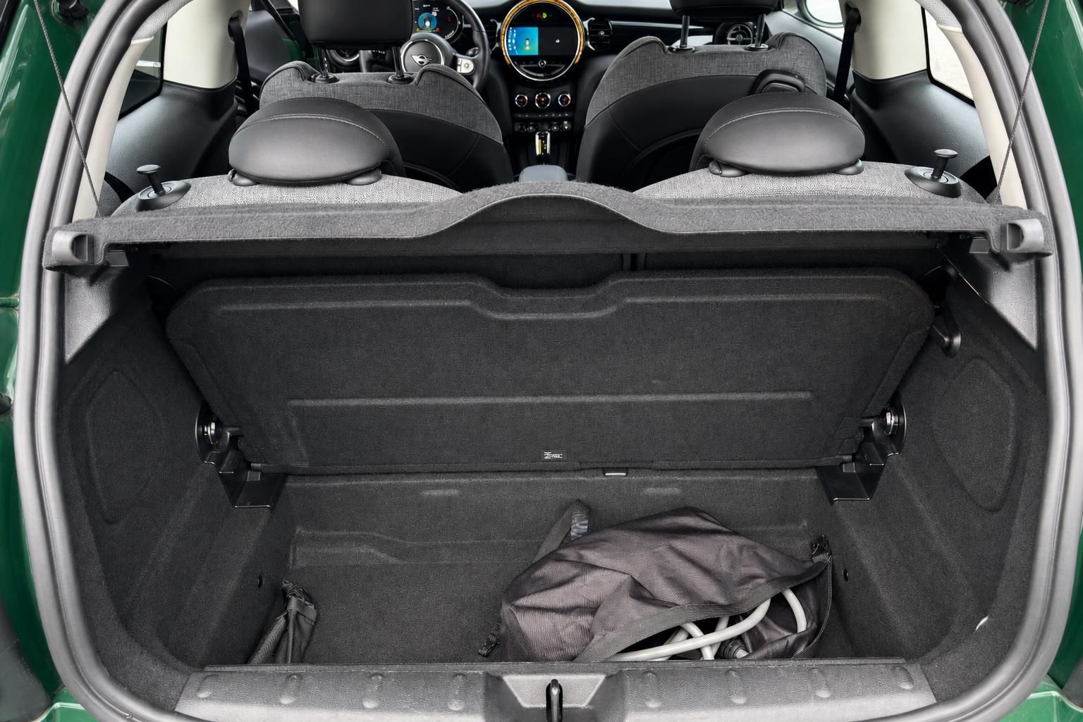 MINI Kofferraum geöffnet mit Gepäckablage und praktischem Stauraum - Innenraumdetail