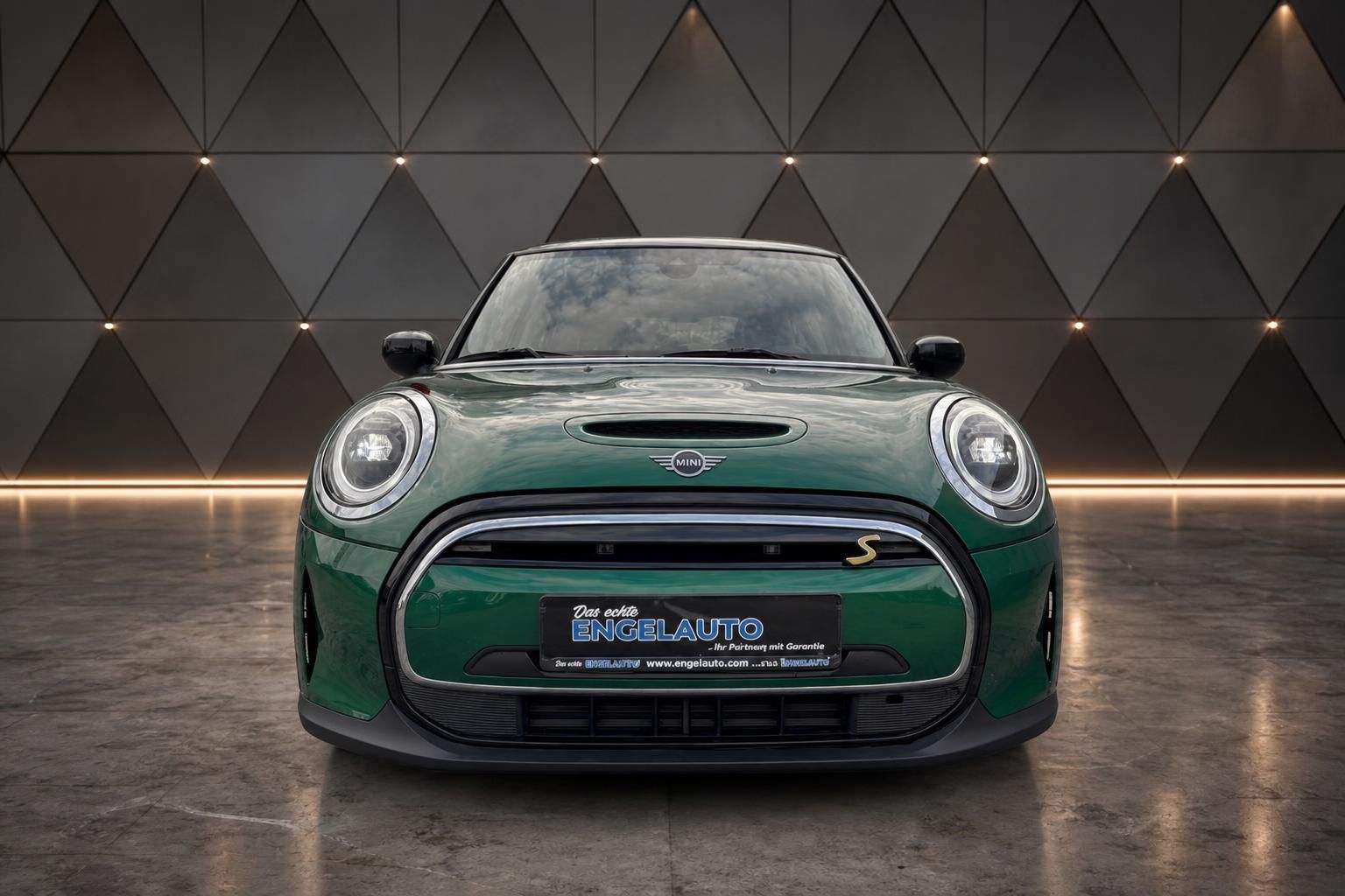 MINI Cooper SE Electric grün Frontansicht mit Kennzeichen im modernen Showroom