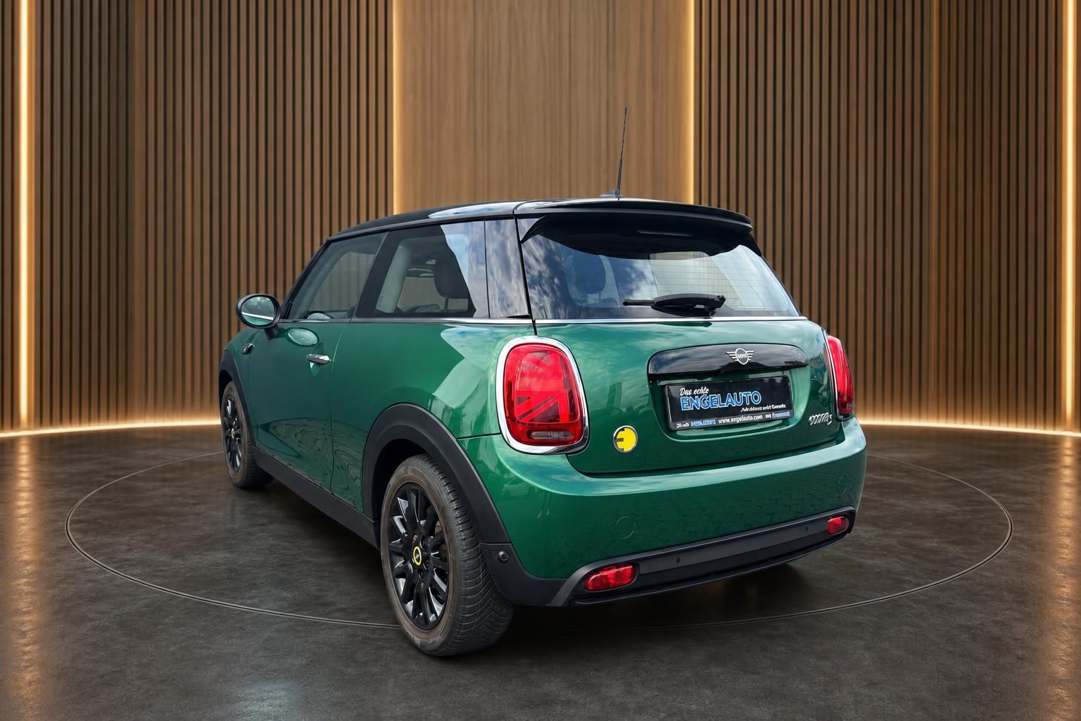 MINI Cooper SE Electric grün Heckansicht mit LED-Rückleuchten und Kennzeichen im Showroom