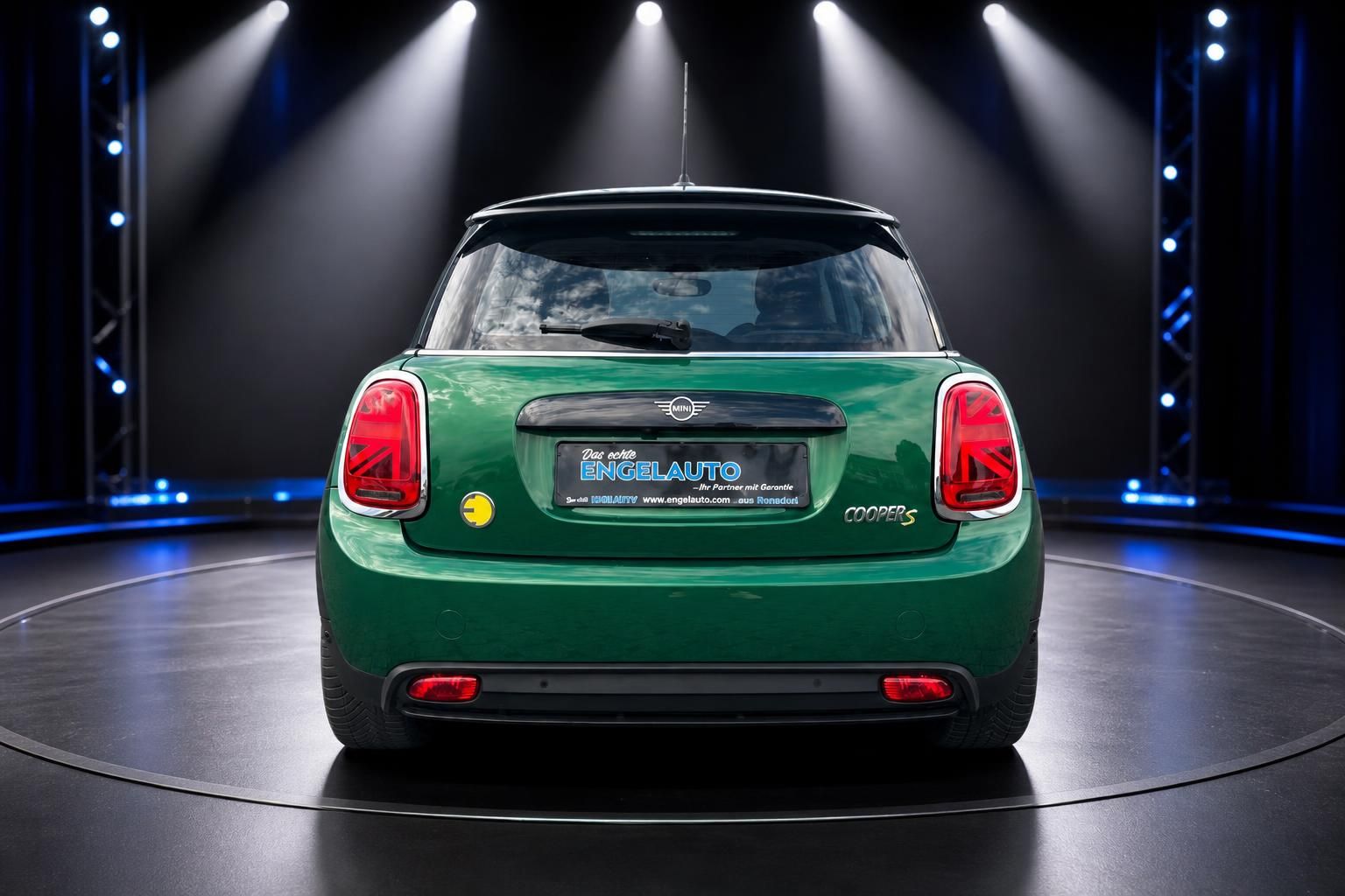 MINI Cooper S Electric grün Heckansicht im Autohaus - Elektroauto mit schwarzem Dach
