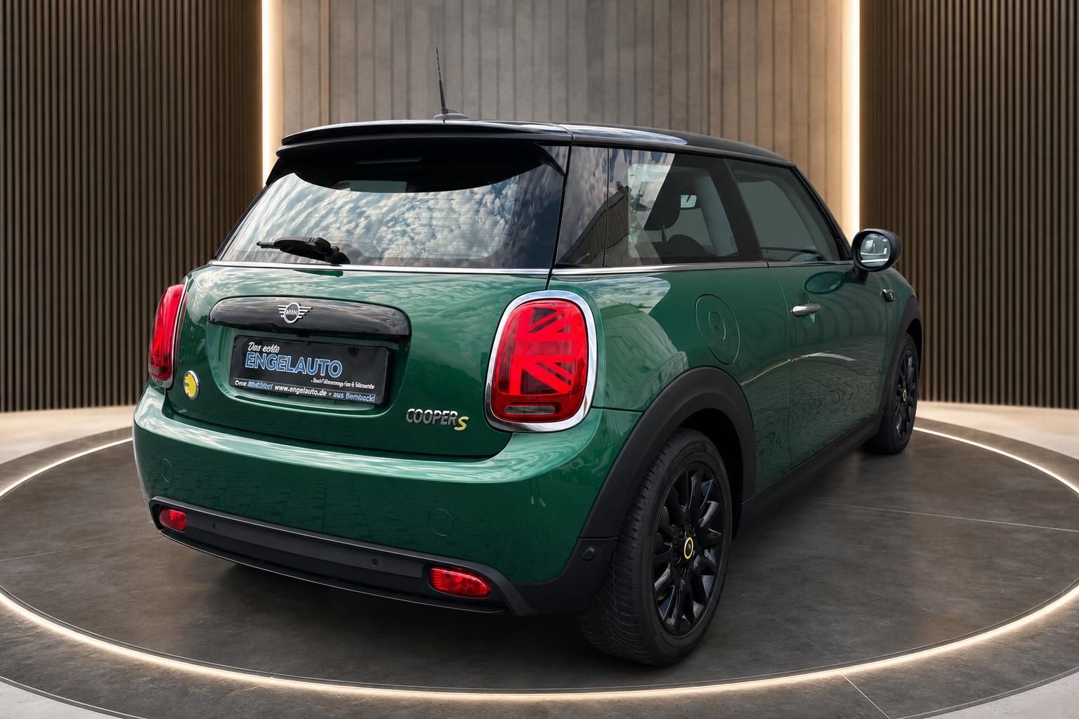 MINI Cooper S Electric grün Heck-Seitenansicht mit schwarzen Felgen - Elektrofahrzeug