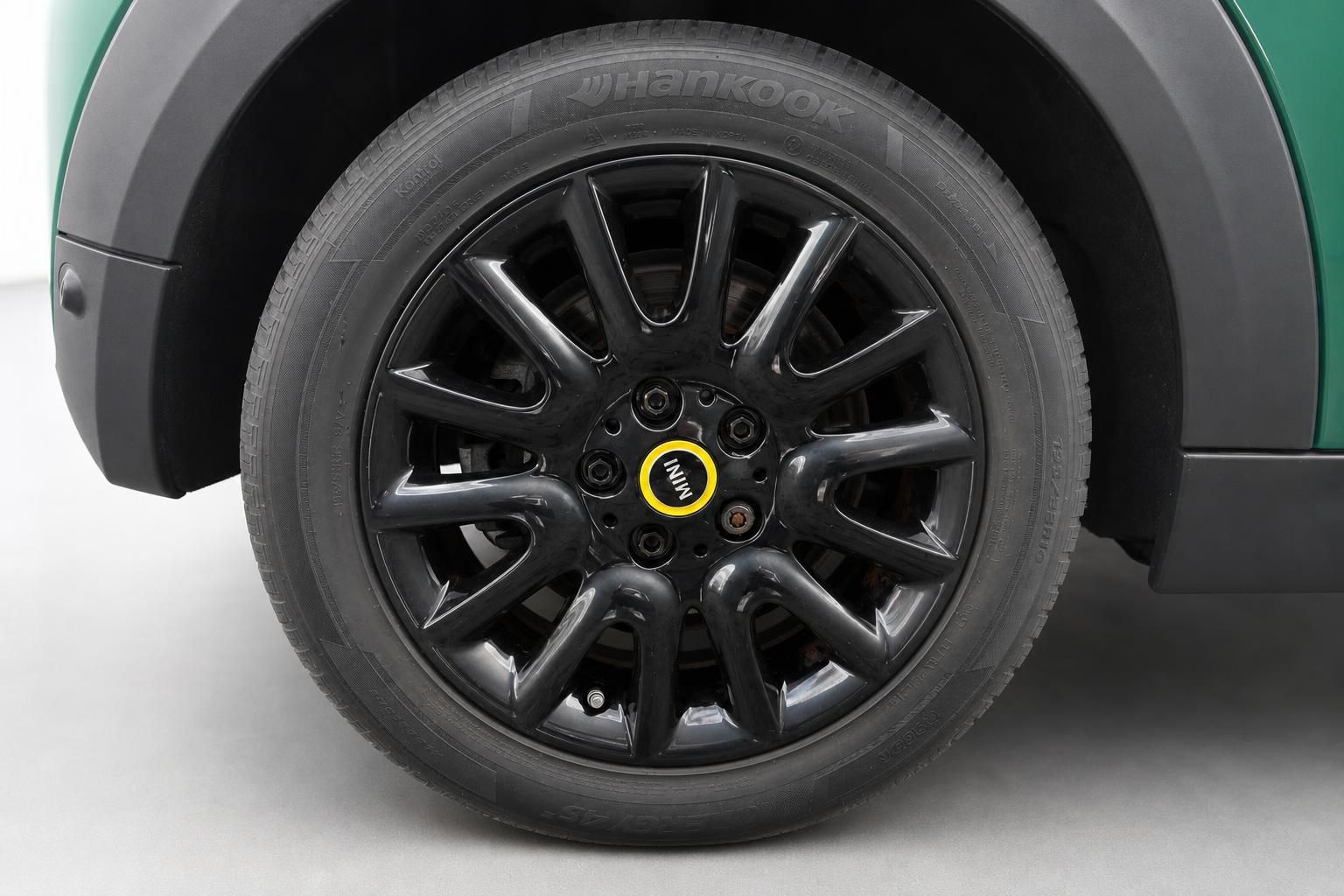MINI Cooper S Electric schwarze Leichtmetallfelge mit gelbem Logo - Hankook Bereifung