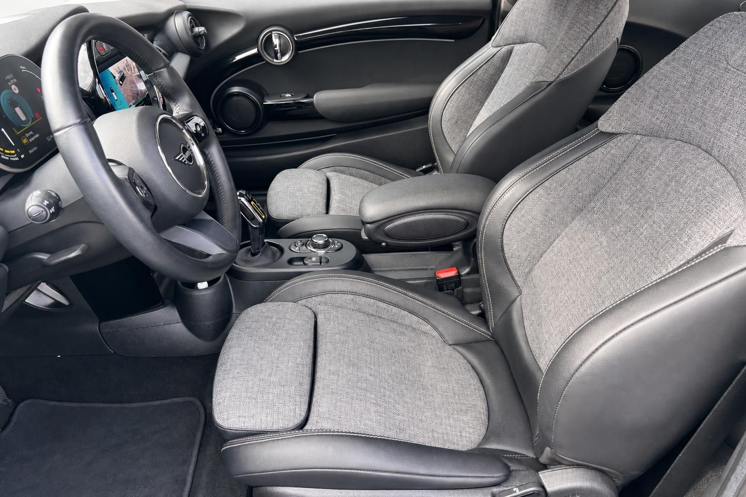 MINI Cooper S Electric Cockpit und Vordersitze - graues Interieur mit Digital-Display