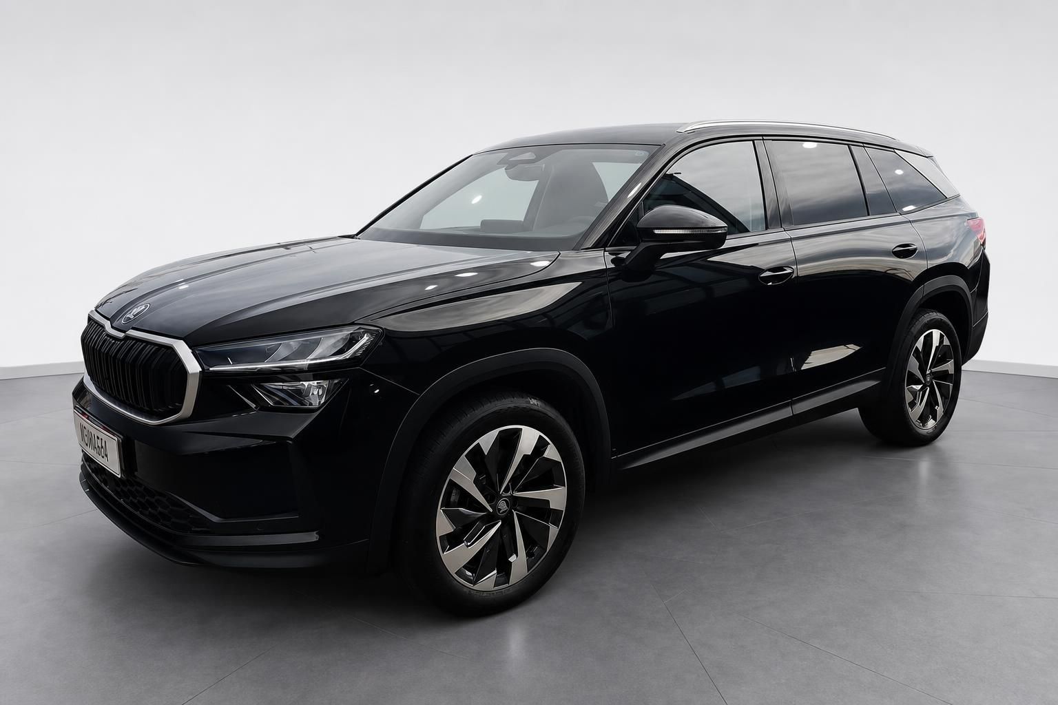 Skoda SUV in Schwarz, Frontansicht schraeg im Fotostudio