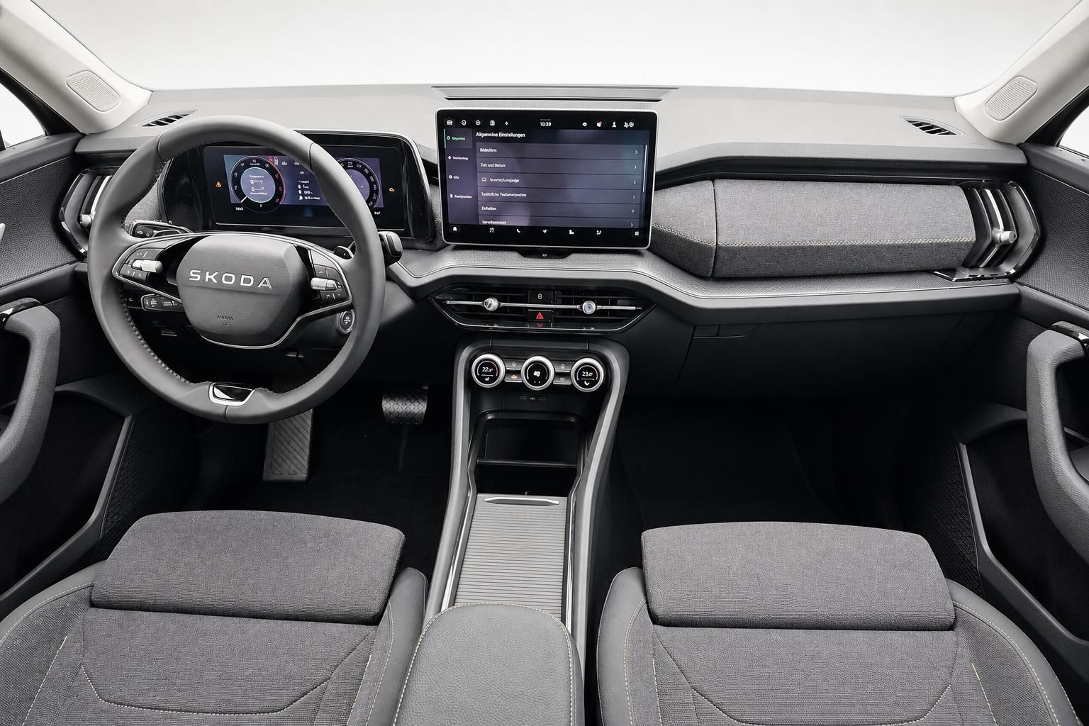 Skoda Cockpit mit Lenkrad, Touchscreen und Bedienelementen