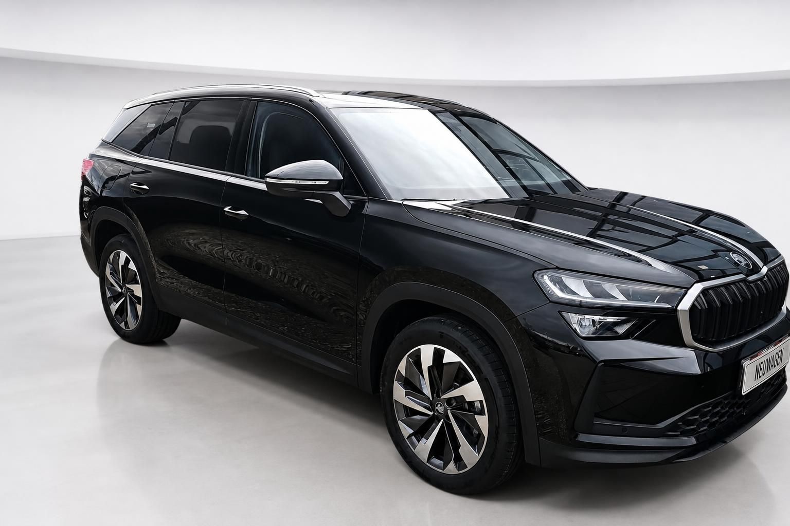 Skoda Kodiaq schwarz Frontansicht schraeg Studio