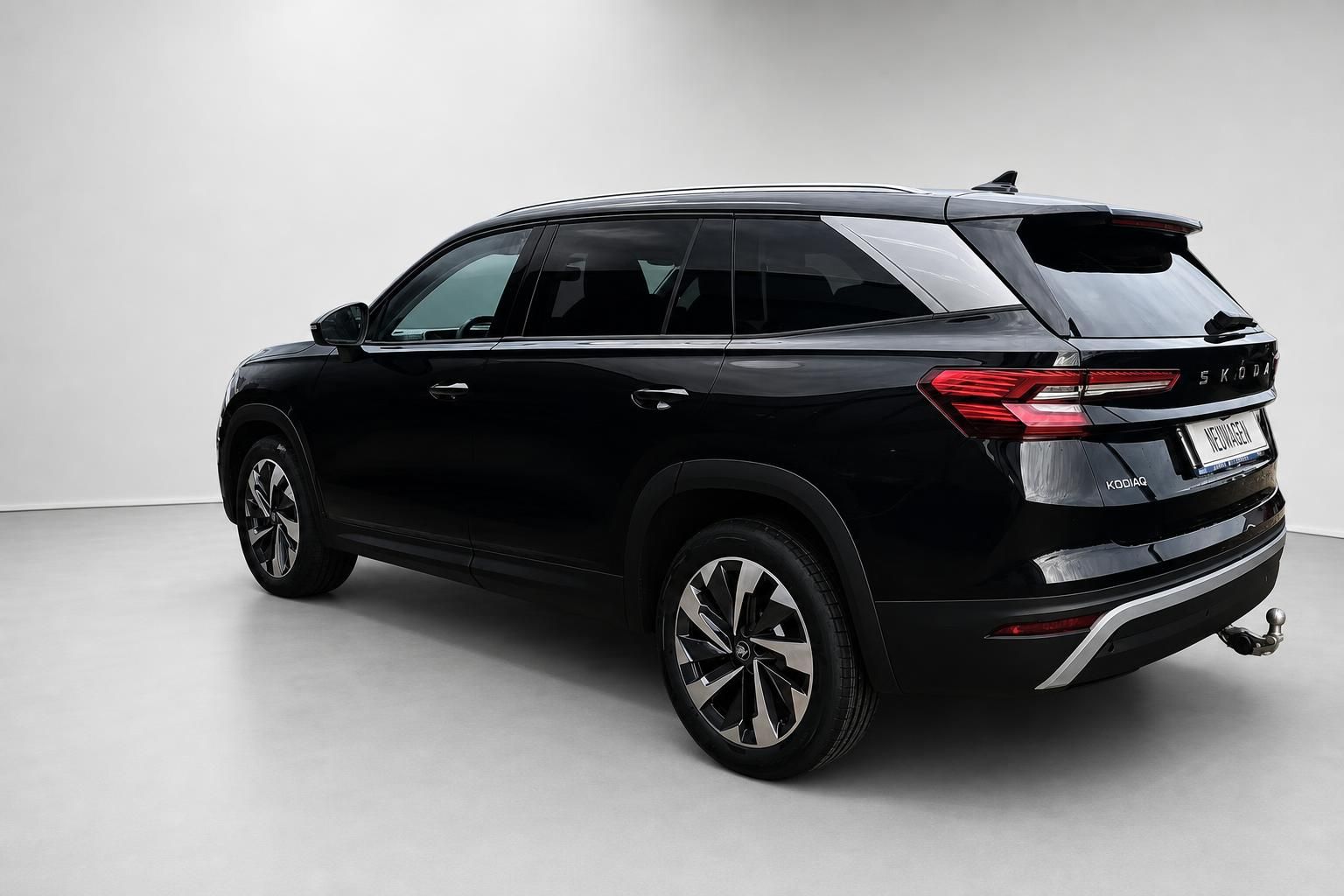 Skoda Kodiaq schwarz Heckansicht schraeg Studio