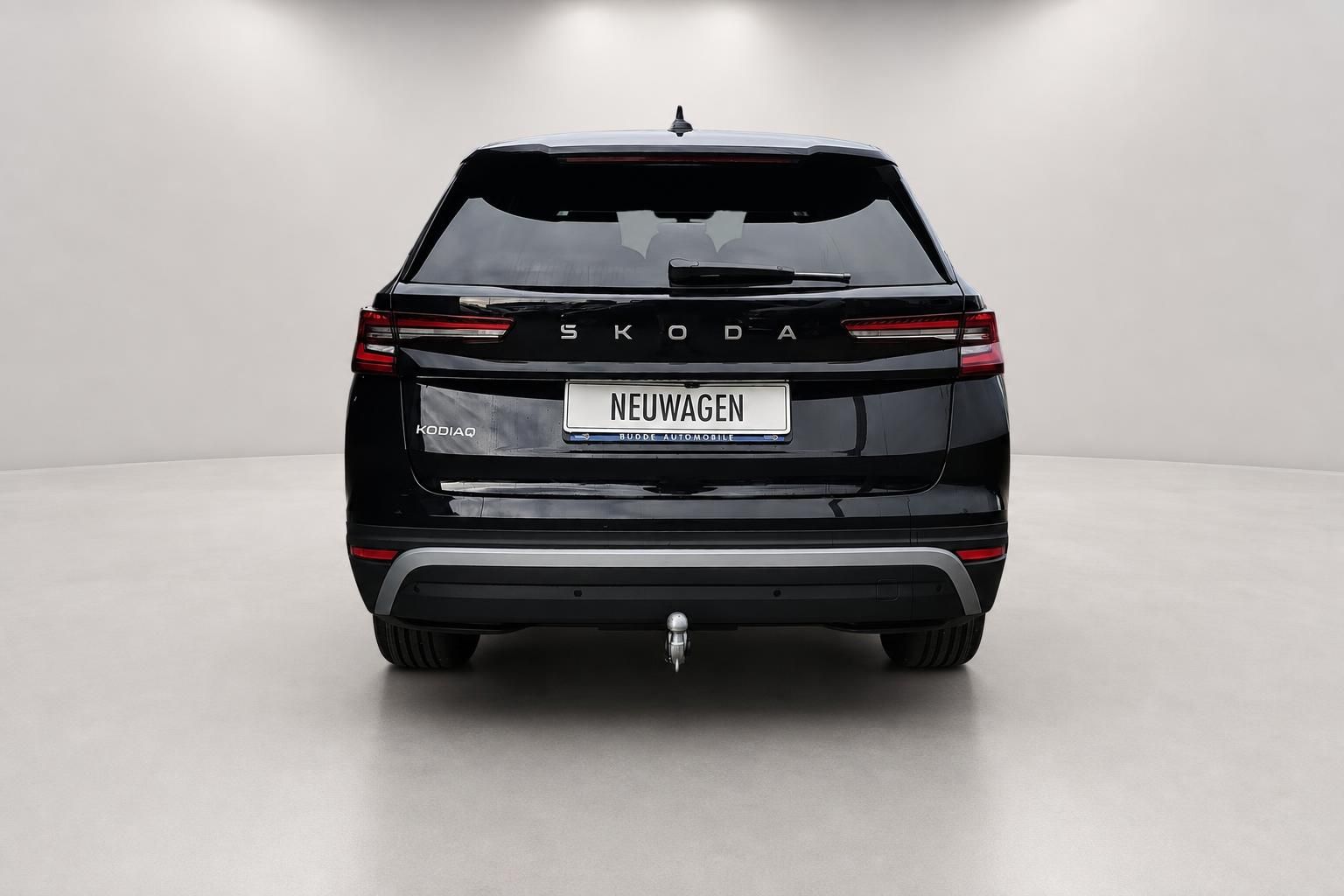 Skoda Kodiaq schwarz Heckansicht mit Anhaengerkupplung Neuwagen