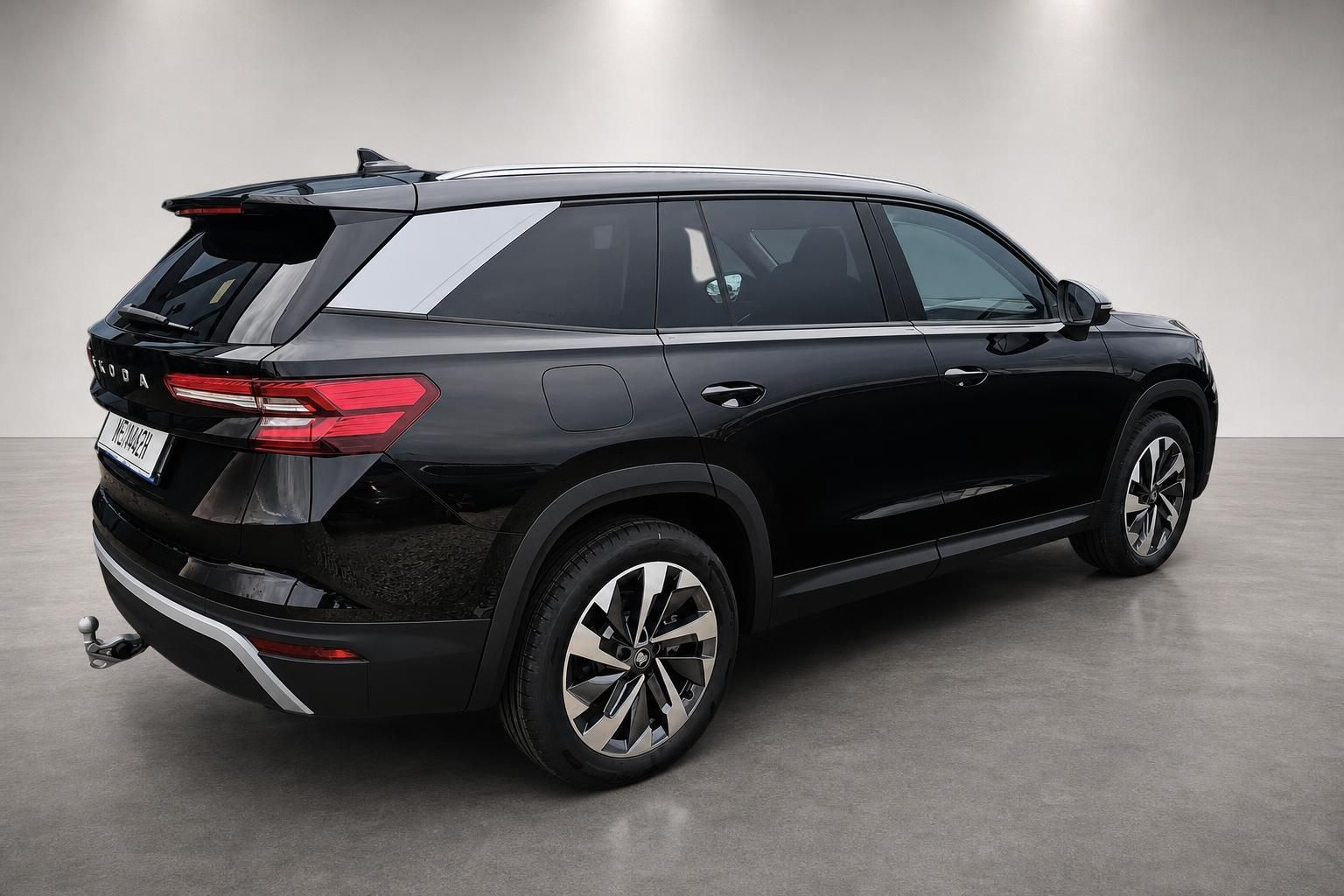 Skoda Kodiaq schwarz Heck seitlich mit Anhaengerkupplung