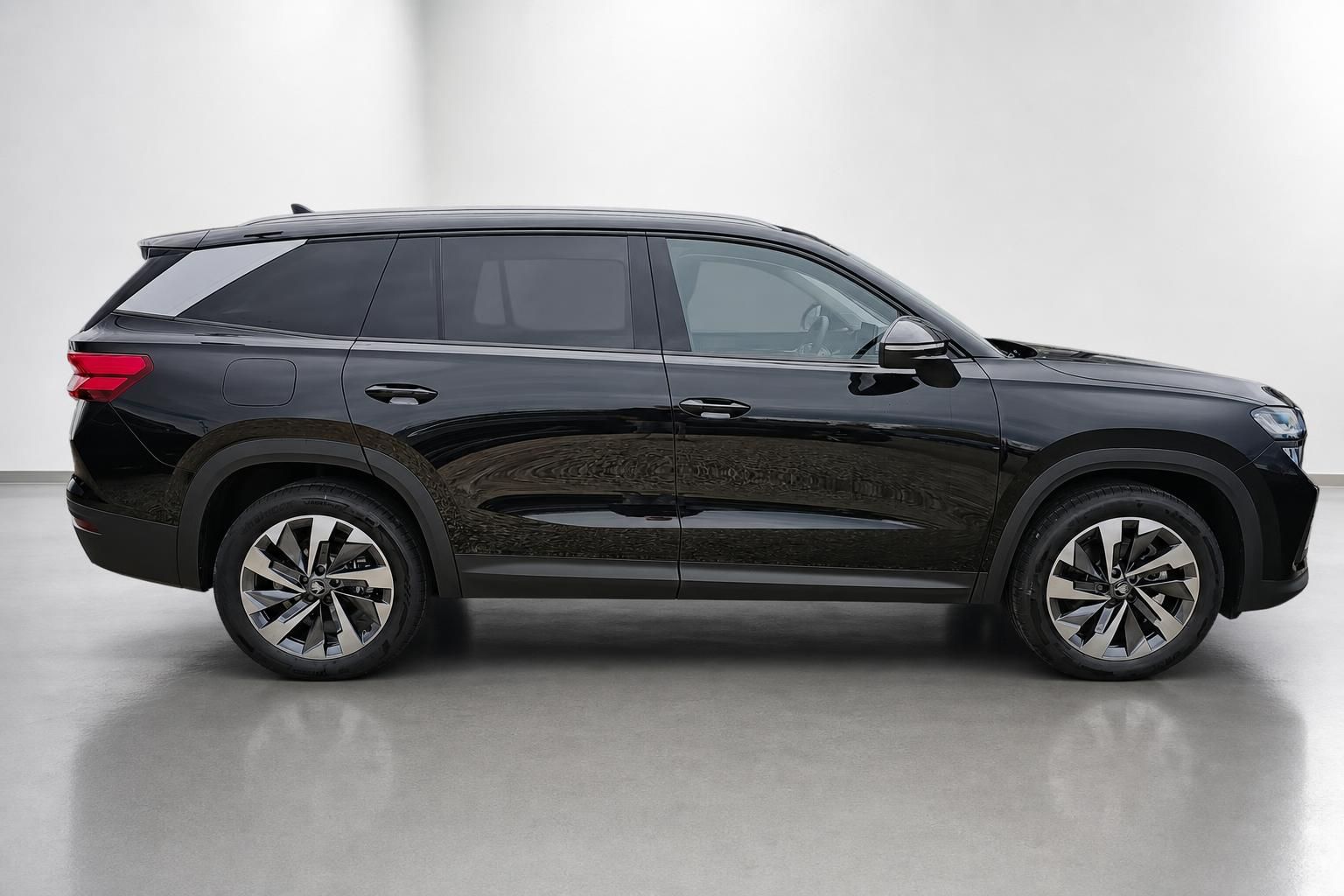 Skoda Kodiaq schwarz Seitenansicht Neuwagen im Studio