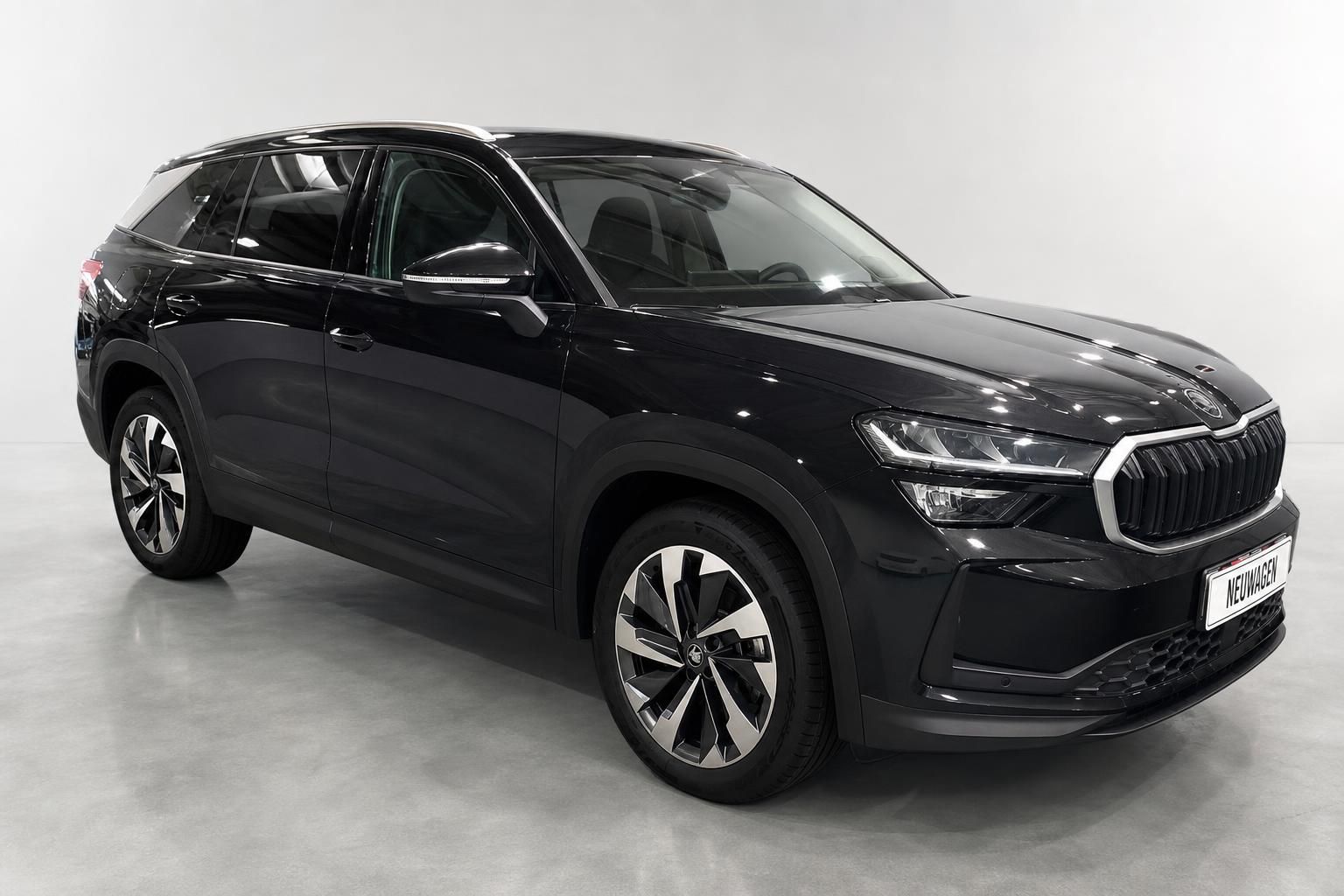 Skoda Kodiaq schwarz Frontansicht schraeg Neuwagen im Studio