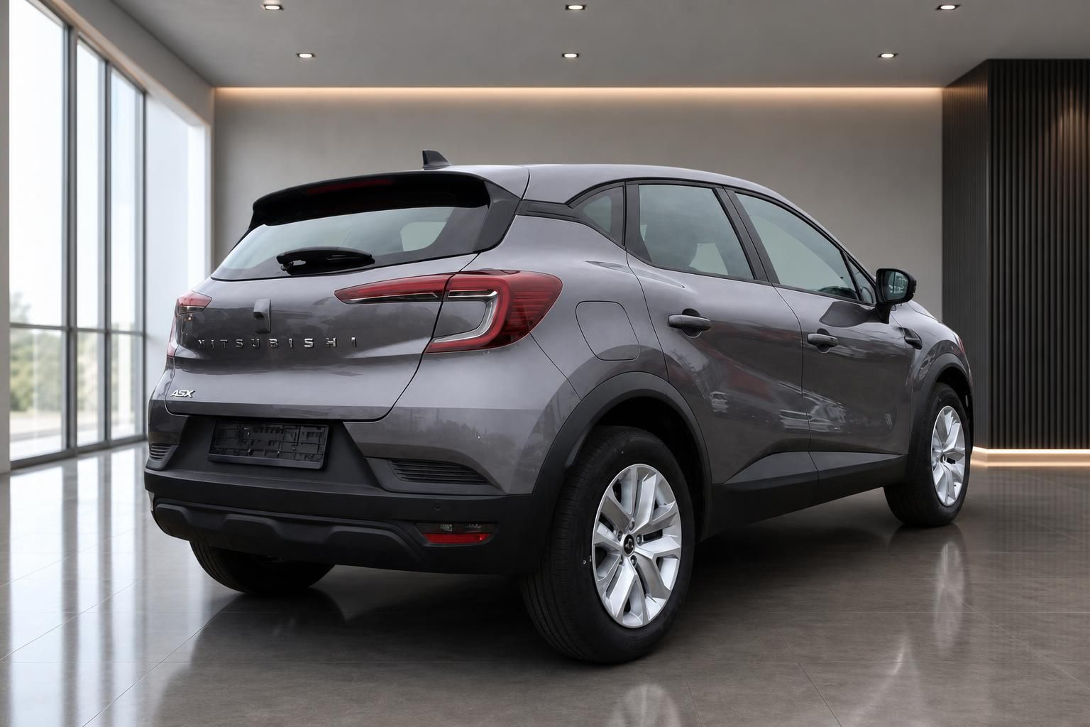 Mitsubishi ASX in Grau, Heckansicht schräg im Autohaus