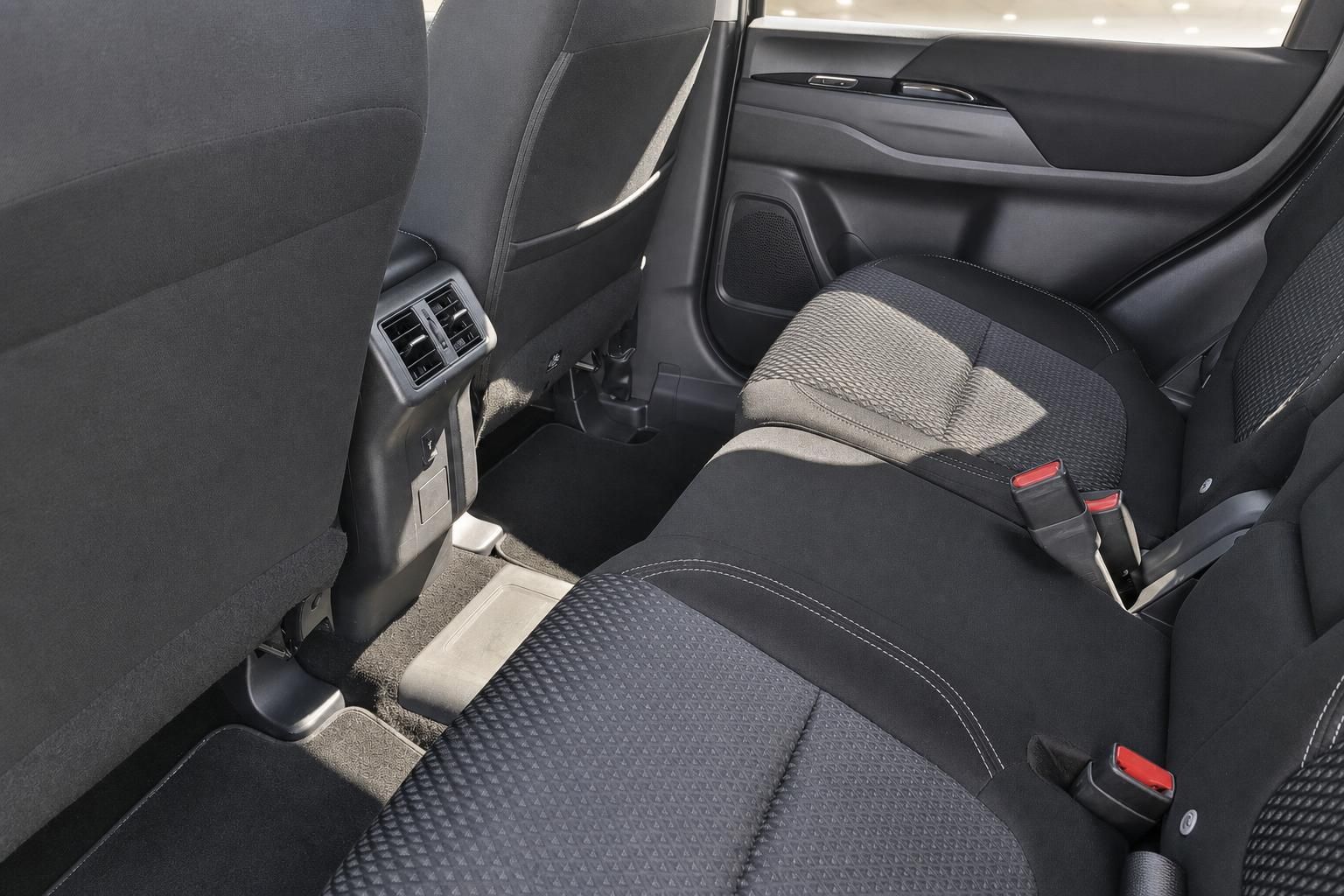 Rücksitze und Innenraum des Mitsubishi Outlander im Detail