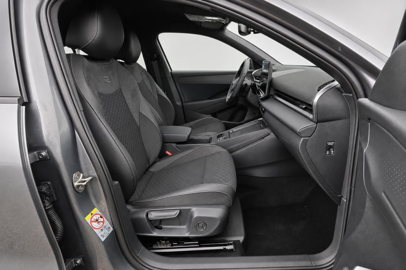 Innenraum VW mit schwarzen Sportsitzen und Blick auf Cockpit