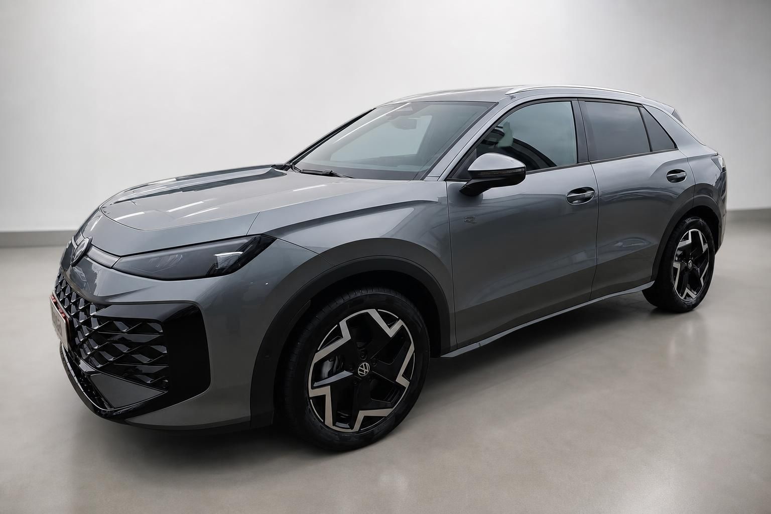 VW T-Roc R schraeg vorne, sportliche Felgen im Detail