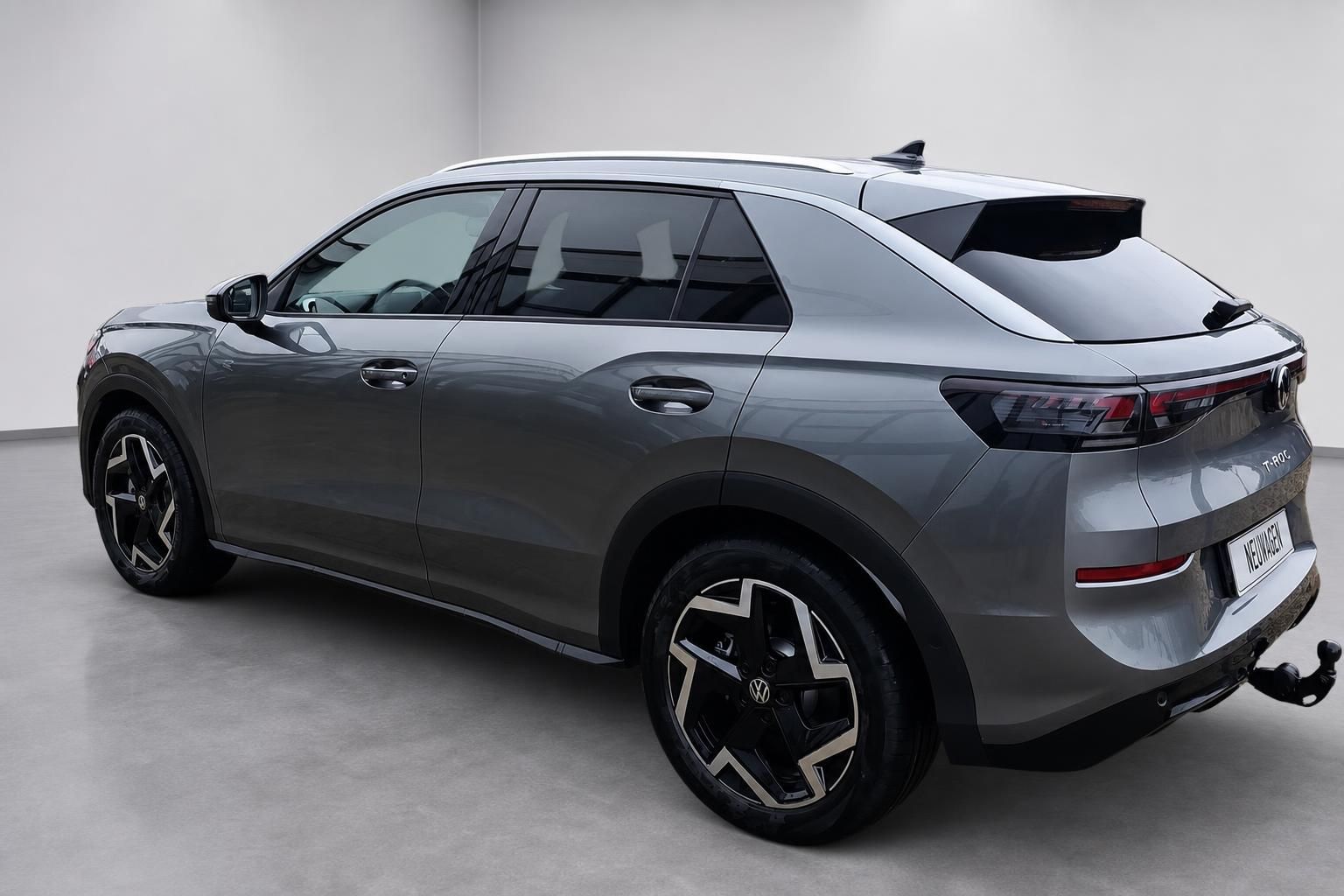 VW T-Roc Heckansicht schraeg mit Anhaengerkupplung