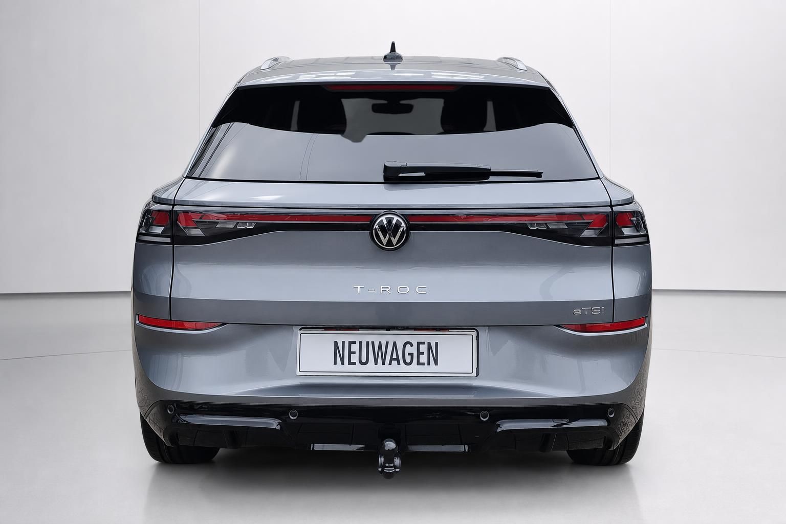 VW T-Roc eTSI grau Heckansicht Neuwagen im Studio