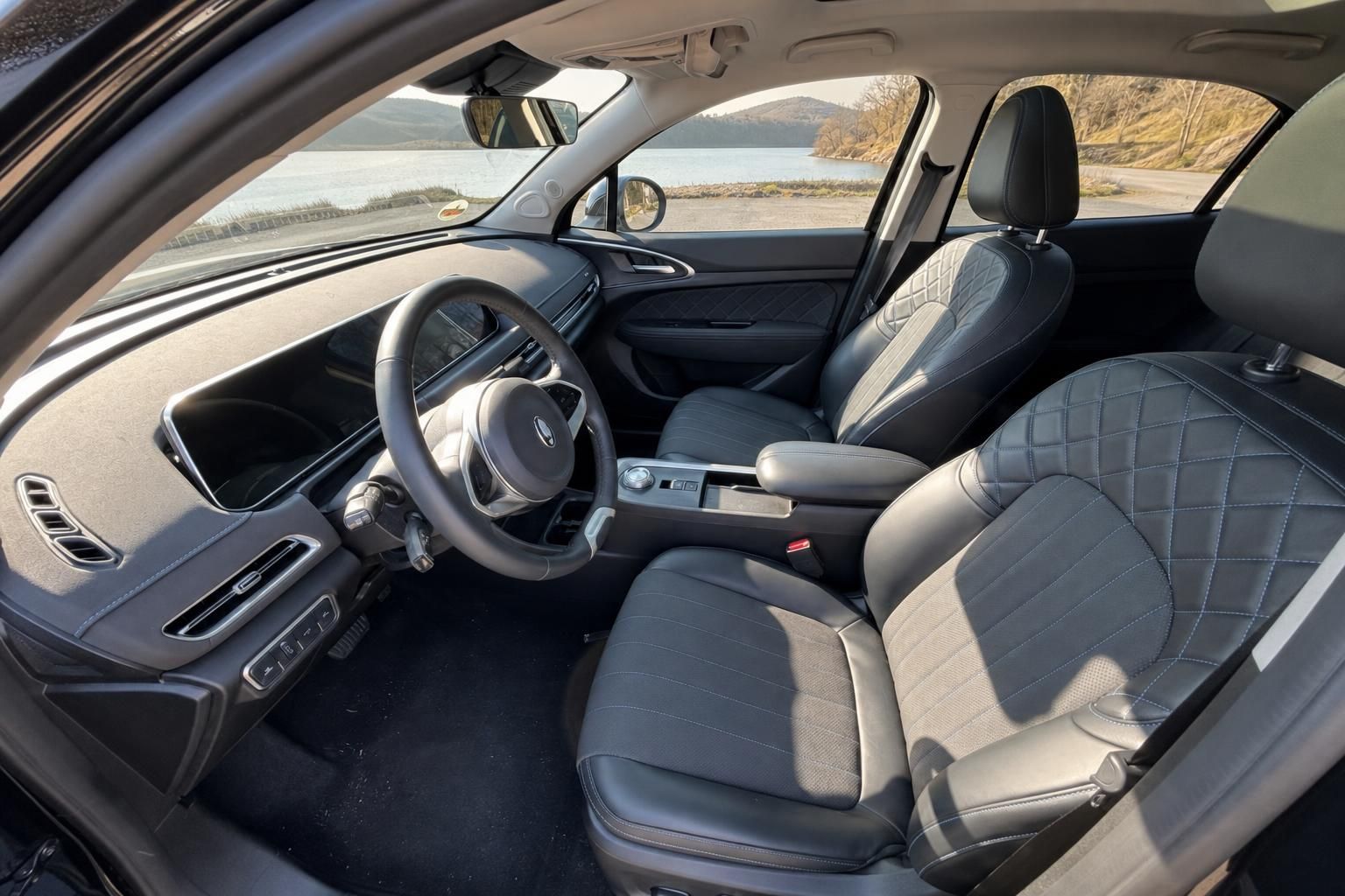 Cockpit und Innenraum mit Lenkrad, Armaturenbrett und gesteppten Sitzen