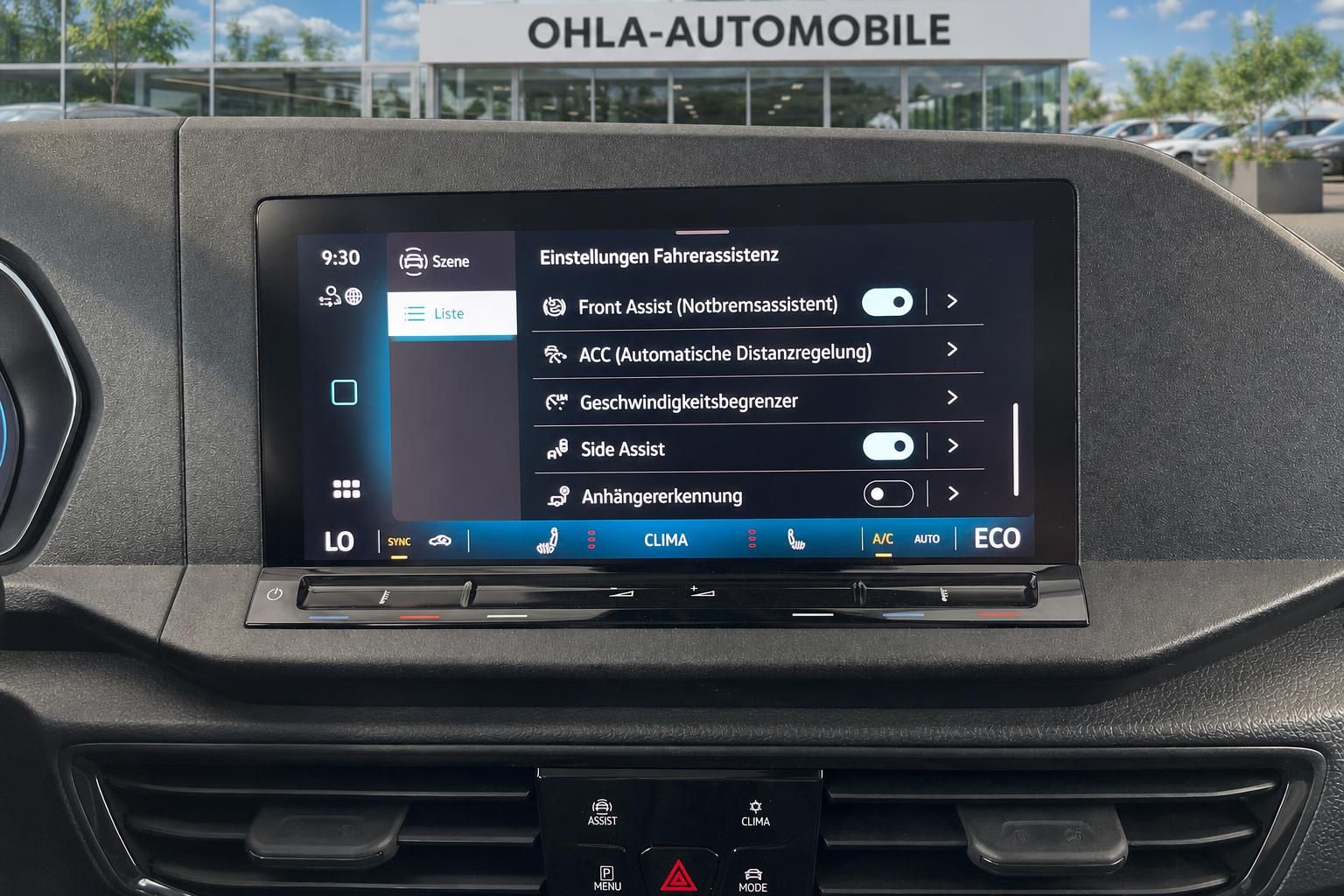Infotainment-Display mit Fahrerassistenz-Einstellungen im VW Interieur