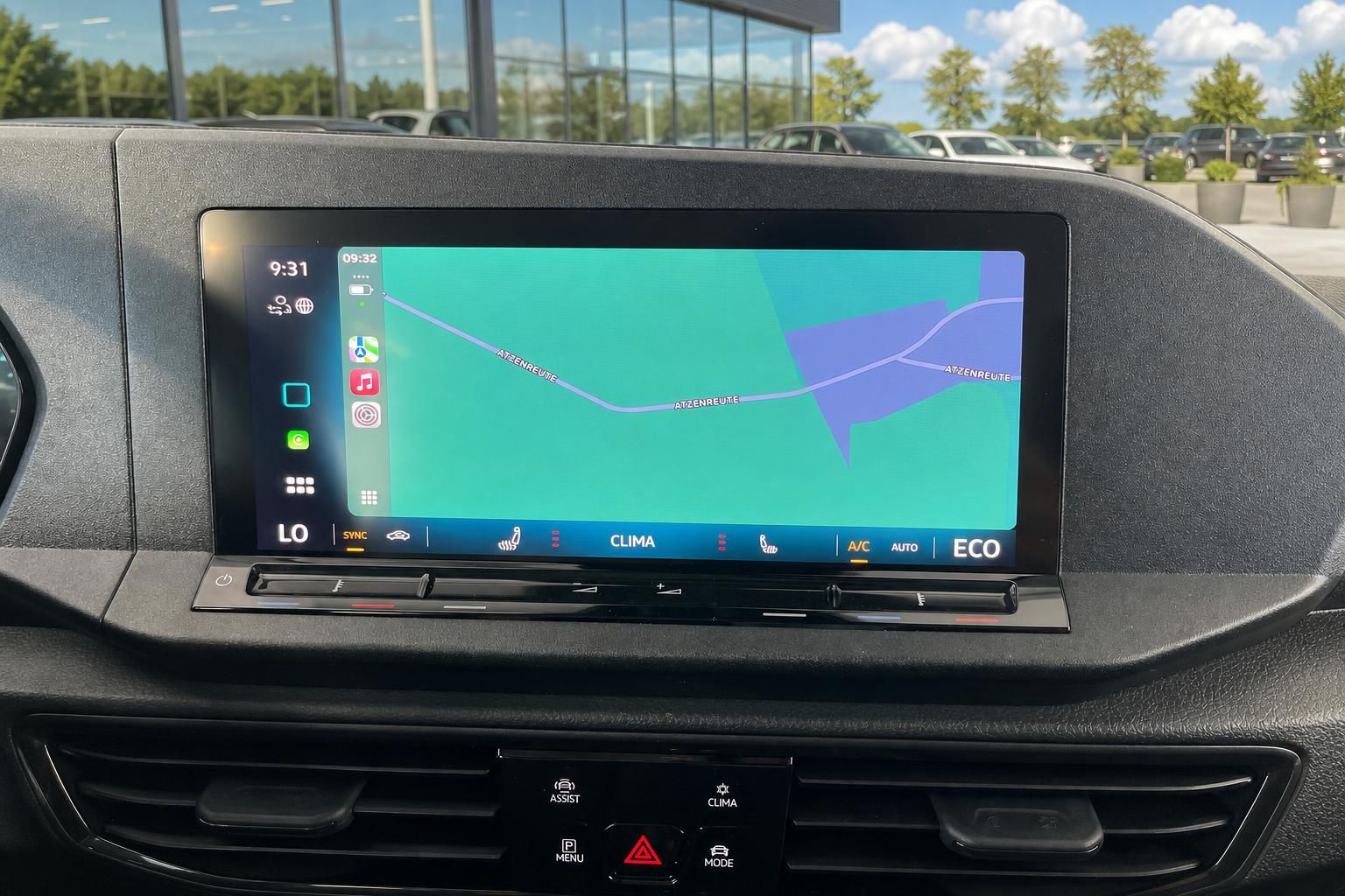 Navigationssystem mit Apple CarPlay Kartenansicht im VW Cockpit