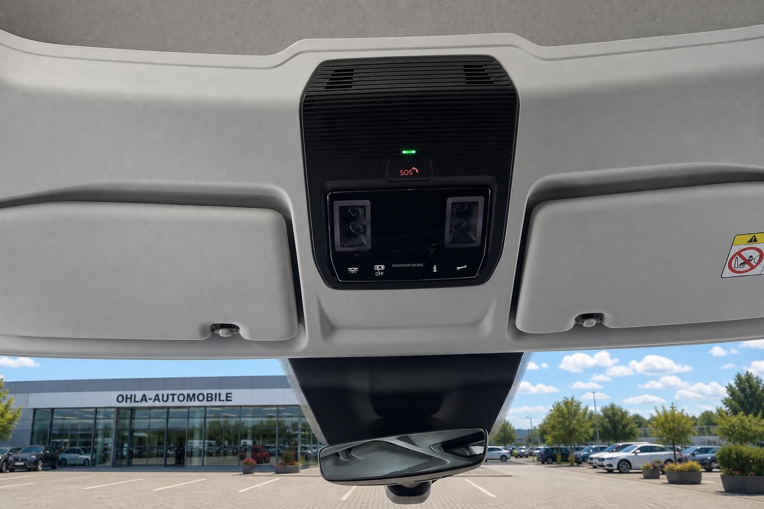 Innenraumdetail Dachbedienfeld mit SOS-Taste und Innenspiegel im VW