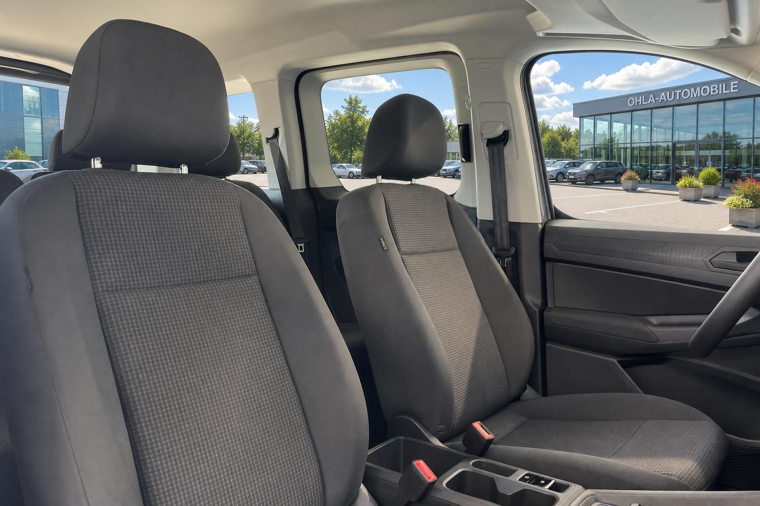 Innenraum mit Vordersitzen und Blick auf Ohla-Automobile Haendler