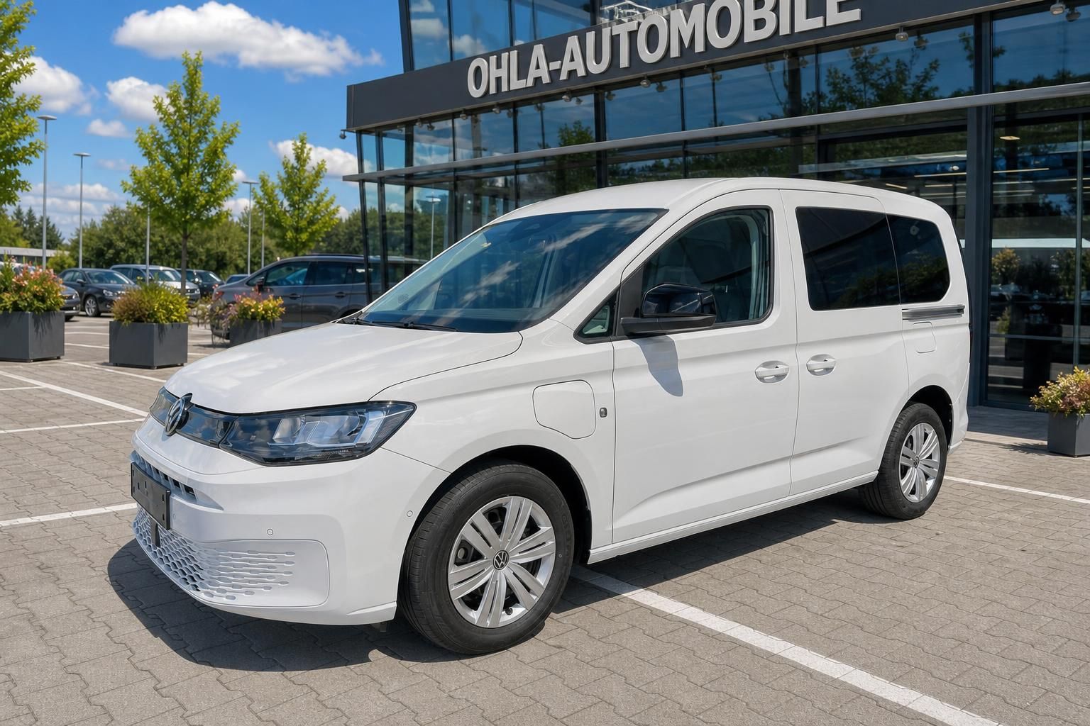 VW Caddy eHybrid weiß Frontansicht seitlich vor Autohaus Ohla-Automobile