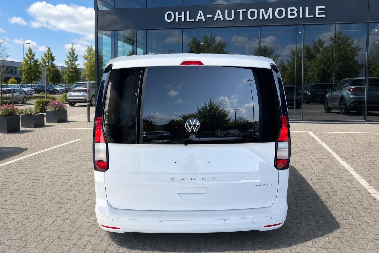 VW Caddy eHybrid weiß Heckansicht mit Heckklappe und Rückleuchten