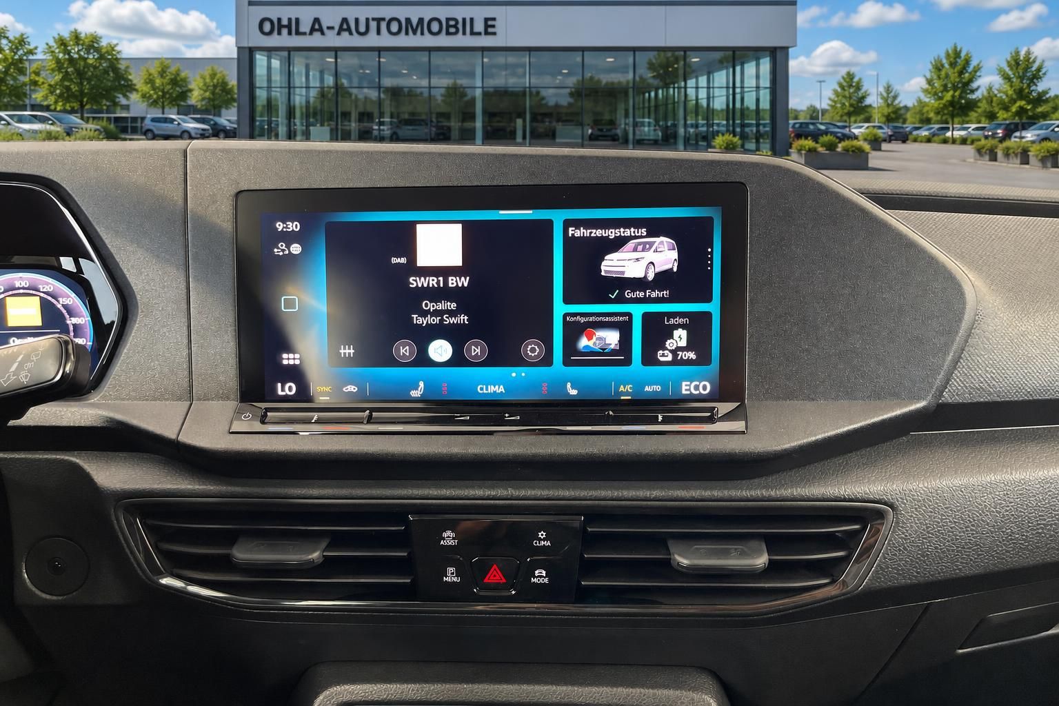 Infotainment-Display im VW mit Fahrzeugstatus und Ladeanzeige
